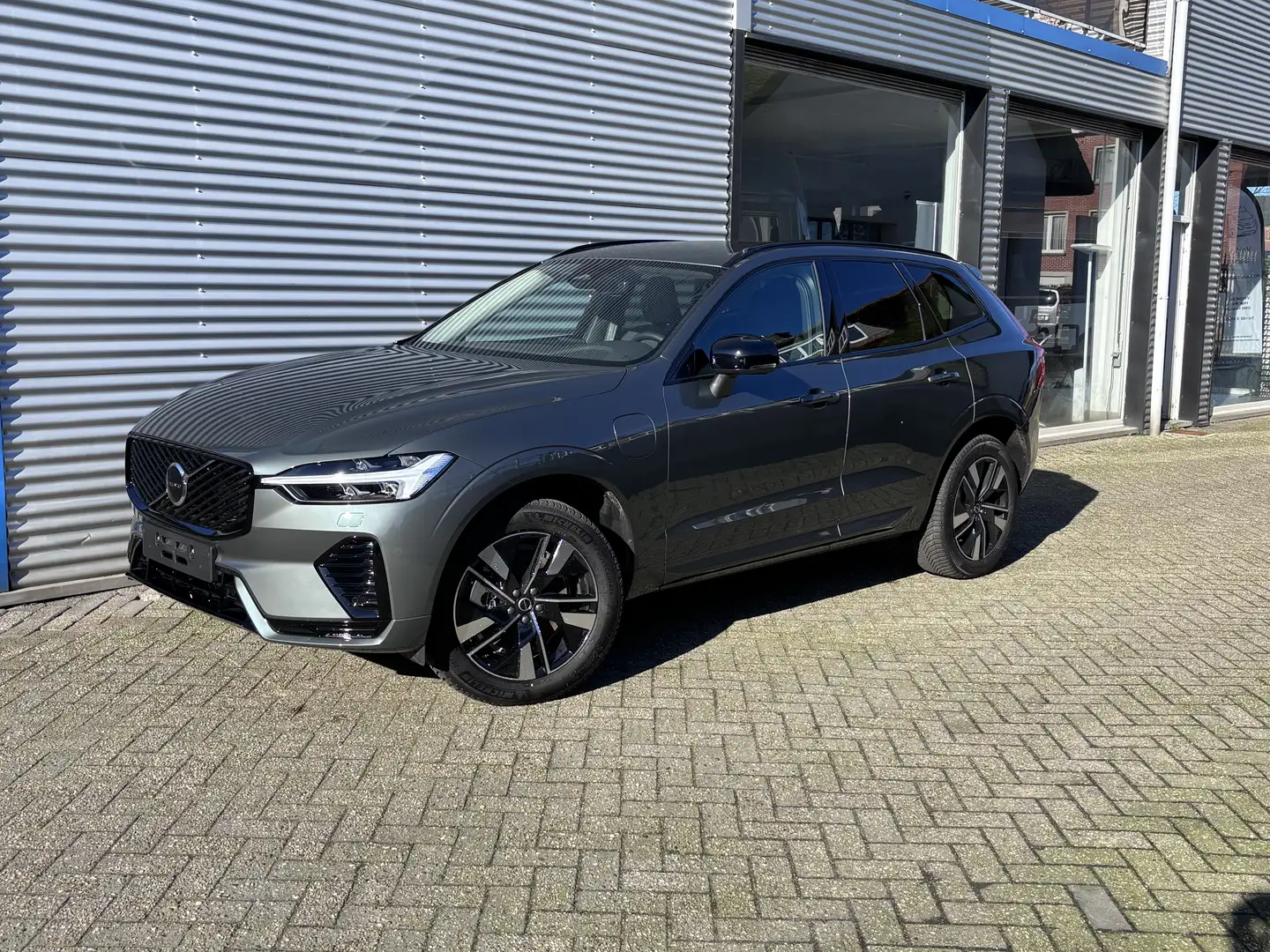 Volvo XC60 XC60 2.0 T6 PHEV AWD Plus Dark (257kW) Grün - 1