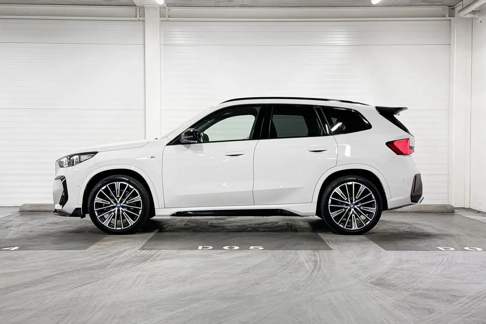 BMW iX1 xDrive30 Launch Edition 67 kWh | Selections €1.500 Wit - 2