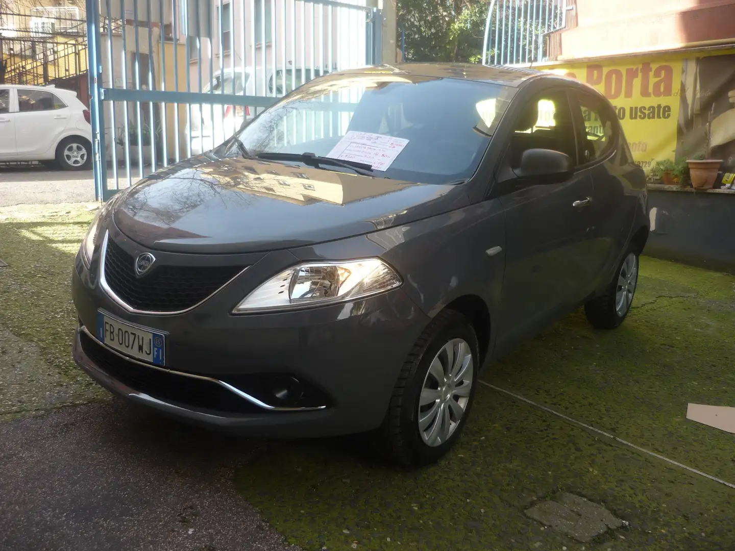 Lancia Ypsilon Ypsilon 0.9 t.air Gold ecochic metano 80cv E6 Gris - 1