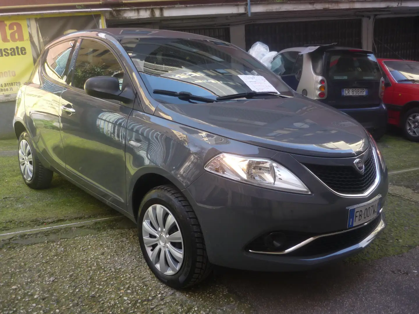 Lancia Ypsilon Ypsilon 0.9 t.air Gold ecochic metano 80cv E6 Gris - 2