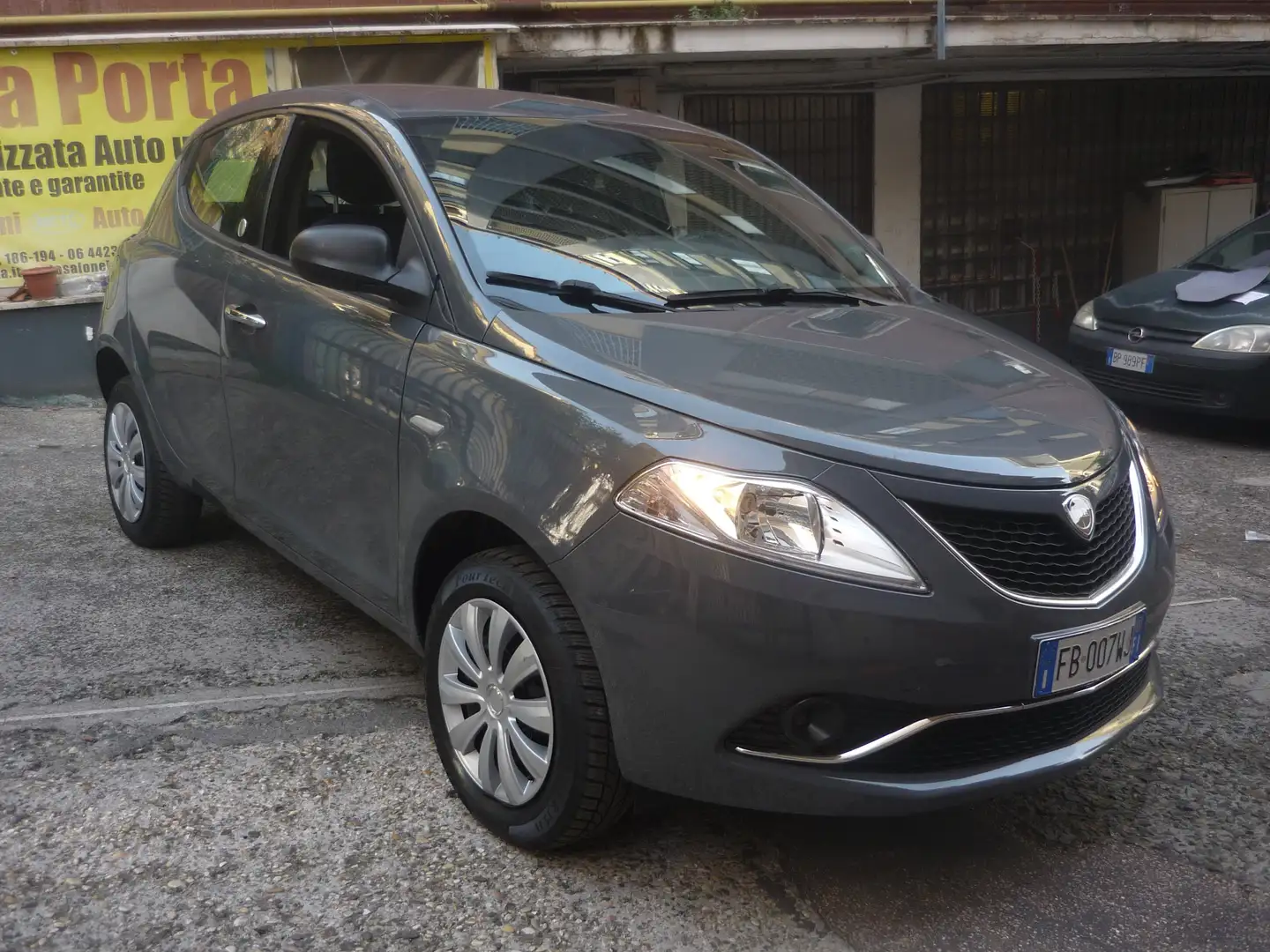 Lancia Ypsilon Ypsilon 0.9 t.air Gold ecochic metano 80cv E6 Gris - 2