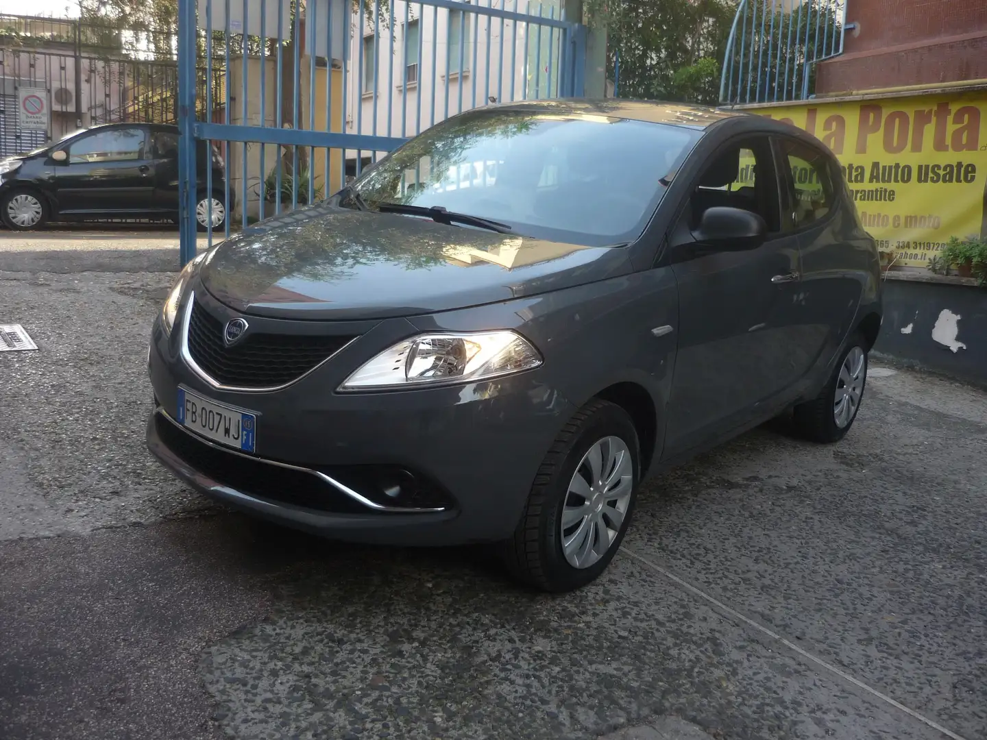 Lancia Ypsilon Ypsilon 0.9 t.air Gold ecochic metano 80cv E6 Gris - 1