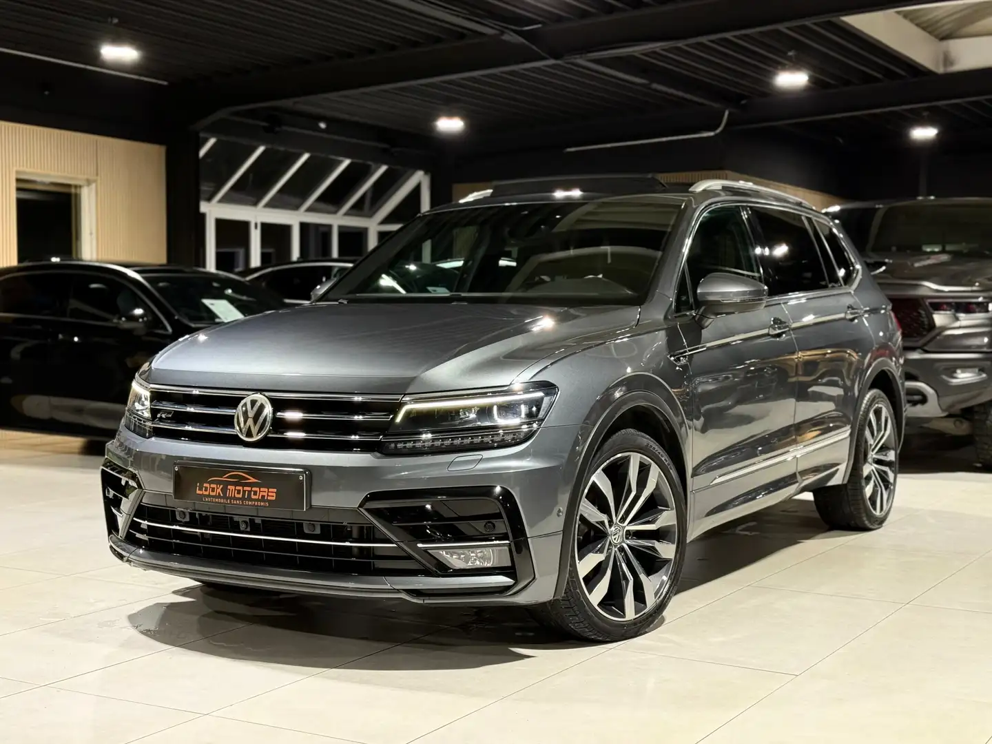 Volkswagen Tiguan Allspace R-line 2.0 TDI DSG 150cv PANO 7 PLACES CARPLAY CAM Grau - 1