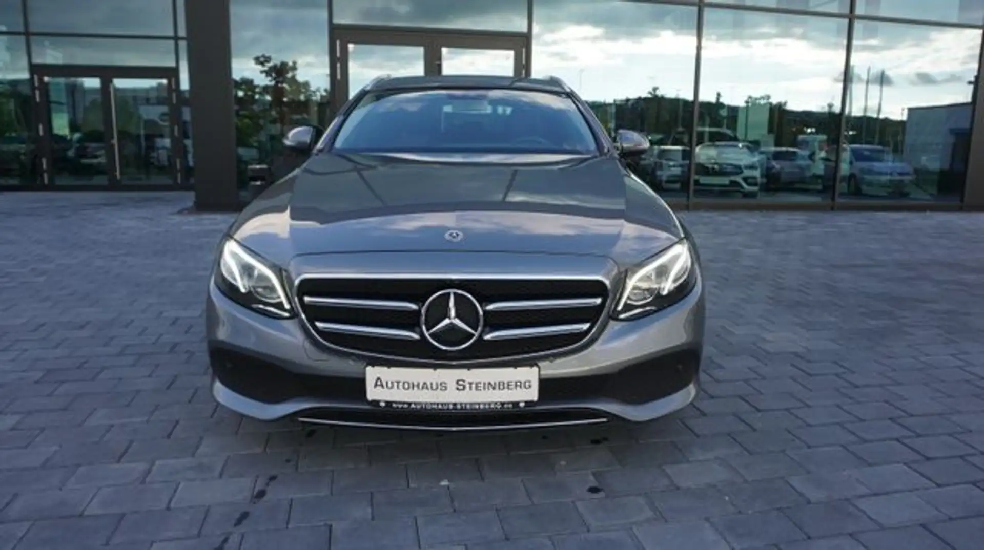 Mercedes-Benz E 300 AUTOMATIK+NAVIGATION+SHZ+TEMPOM+XENON E -Klasse T- Gris - 1