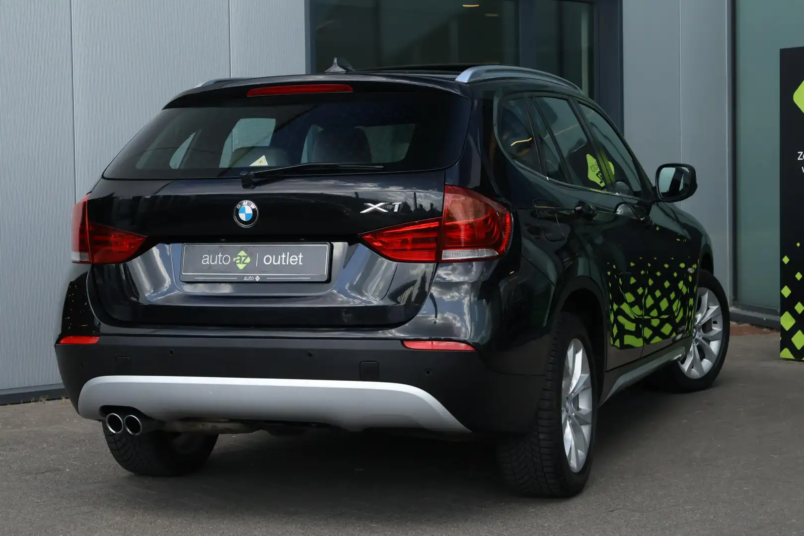 BMW X1 xDrive28i Executive Zwart - 2