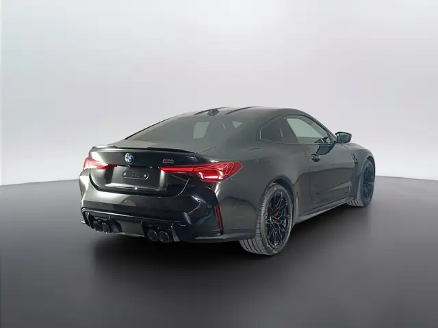 BMW M4 view 4