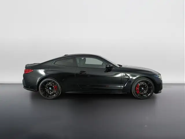 BMW M4 view 3