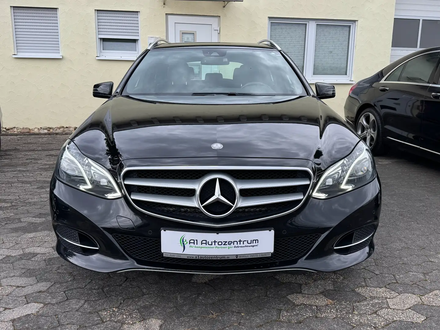 Mercedes-Benz E 250 T 7G-TRONIC Avantgarde Navi Schiebedach SHZ LED Schwarz - 2