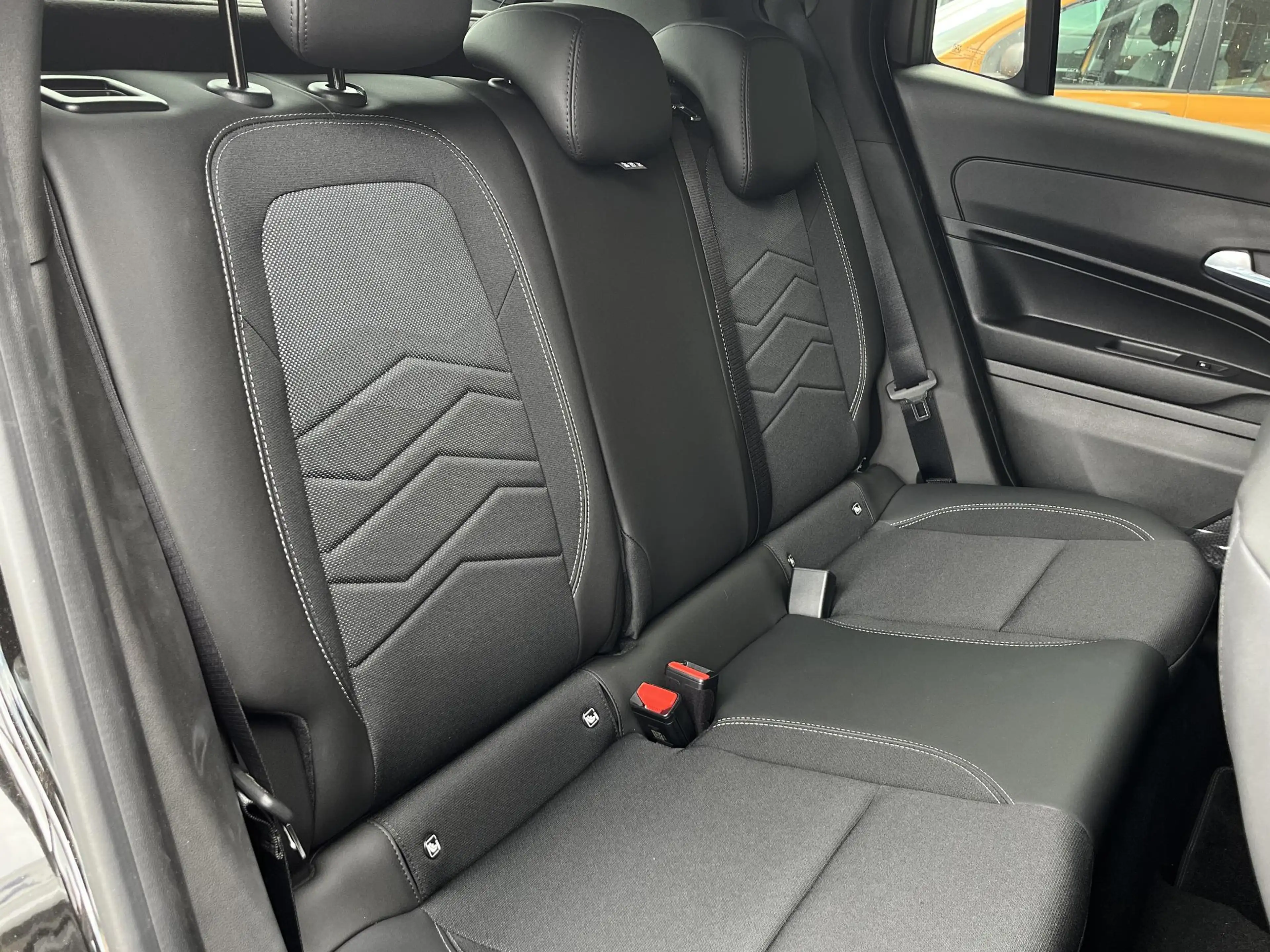 Jeep Avenger Black Edition 54 kWh | Apple-Android | Adaptive Cr — photo 5