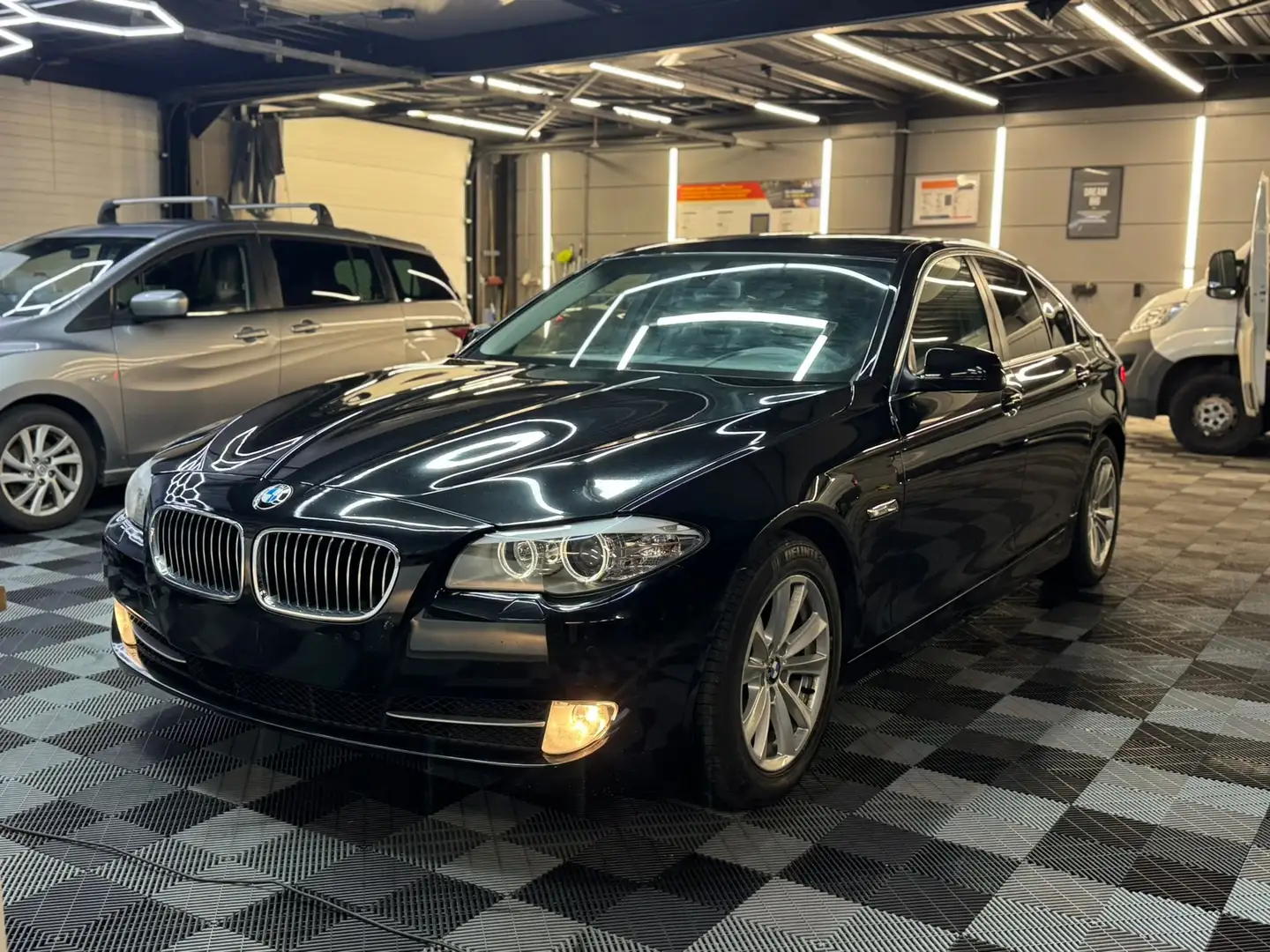 BMW 520 DIESEL Bj. 2010 AUTOMAAT EURO 5 Noir - 1