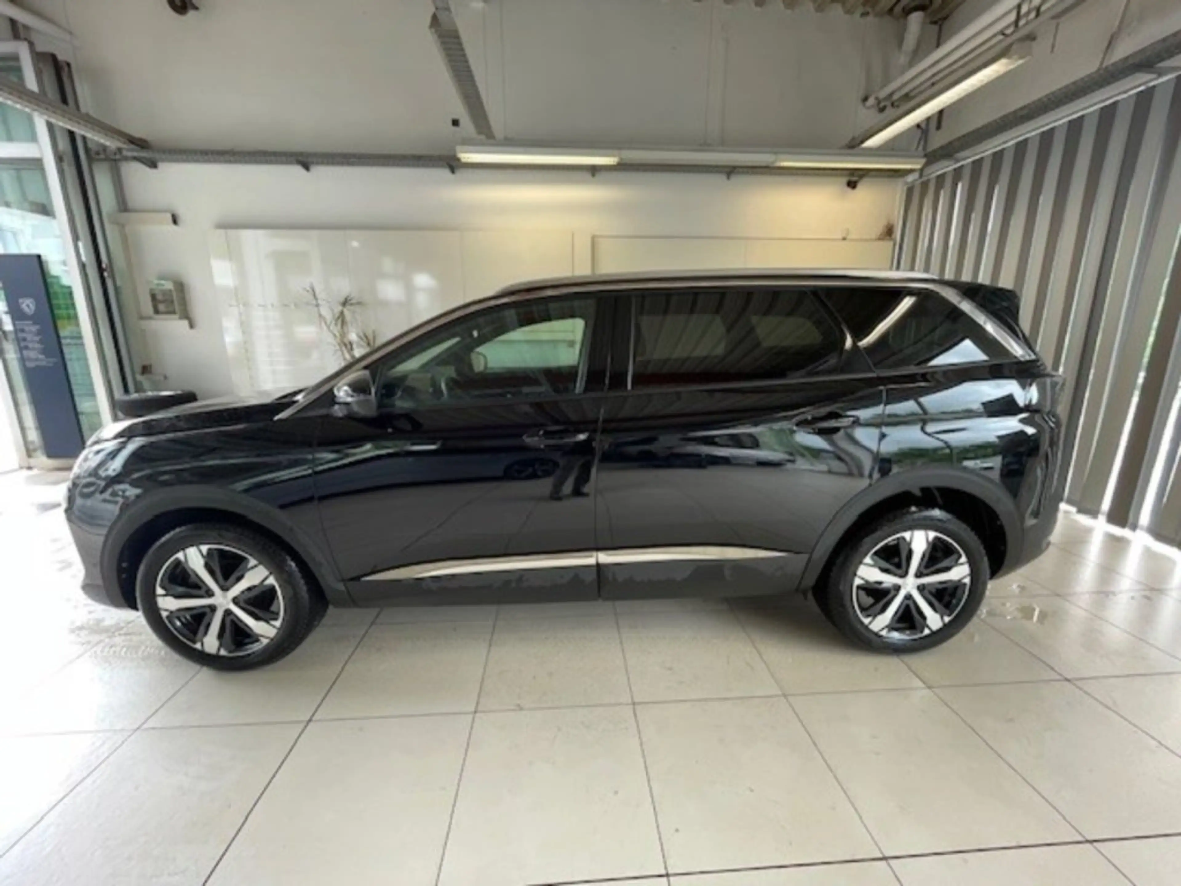 Peugeot 5008 ALL PT 130 EAT8 — photo 3