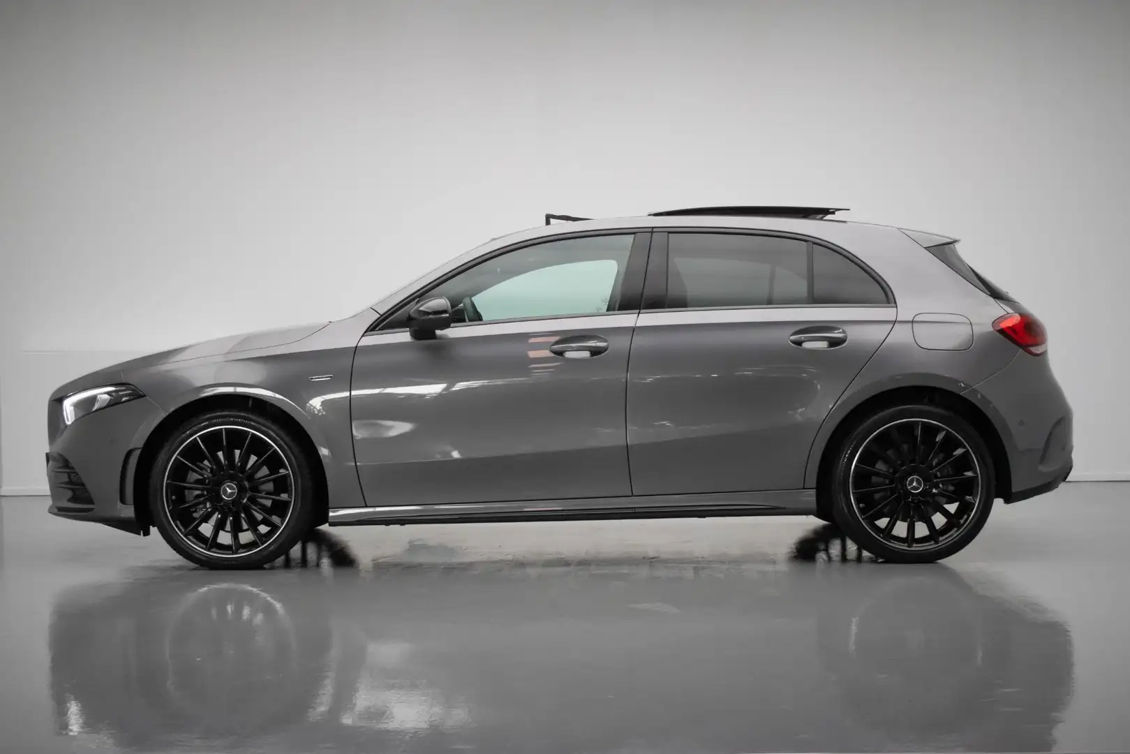 Mercedes-Benz A 250 e AMG Line |Edition|Pano|360 Camera|Dodehoek Grijs - 2