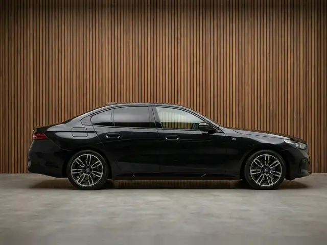 BMW 5 Series view 8