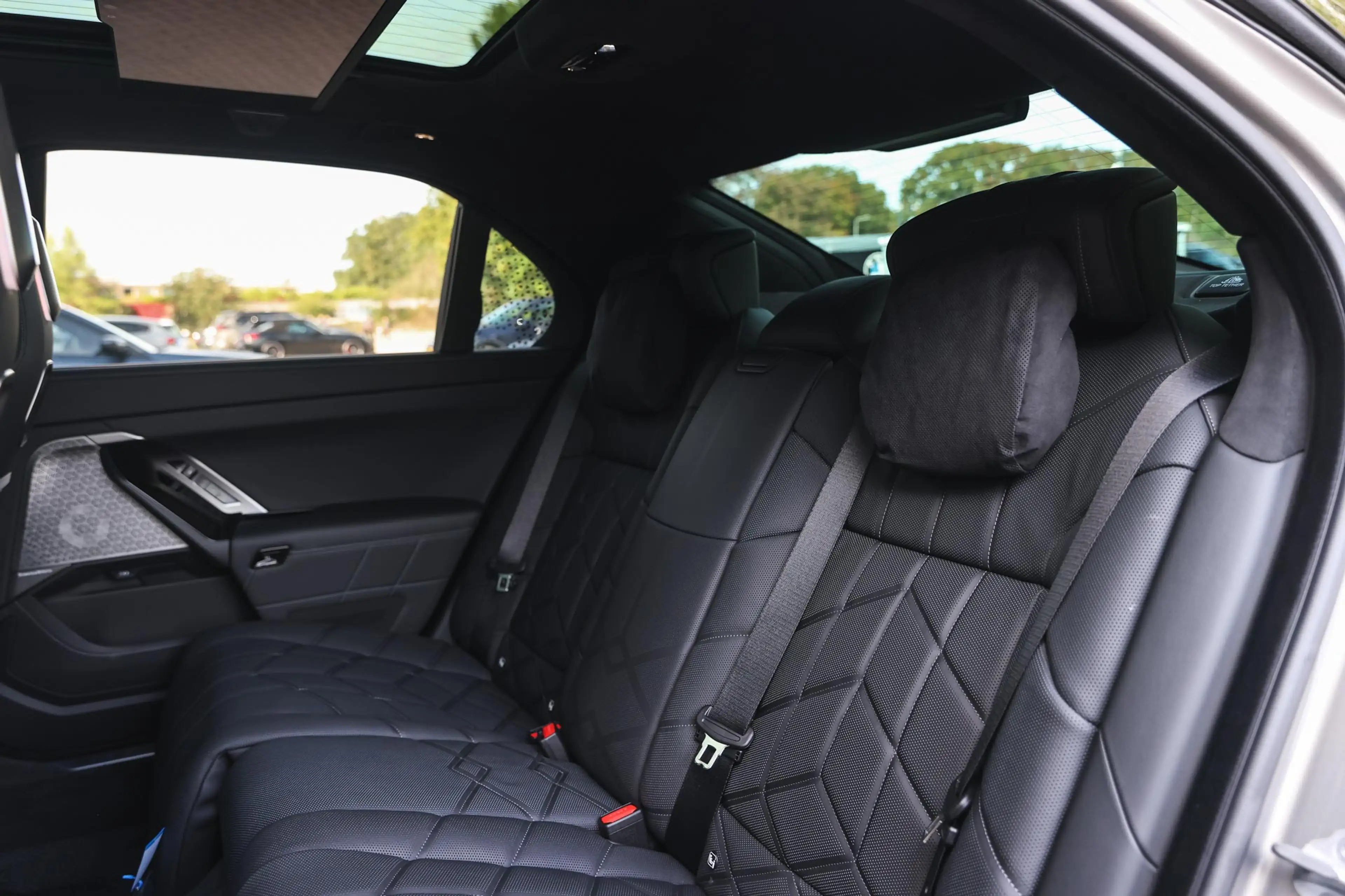 BMW i7 50 xDrive M Sport / Panoramadak Sky Lounge / Trekh — photo 12