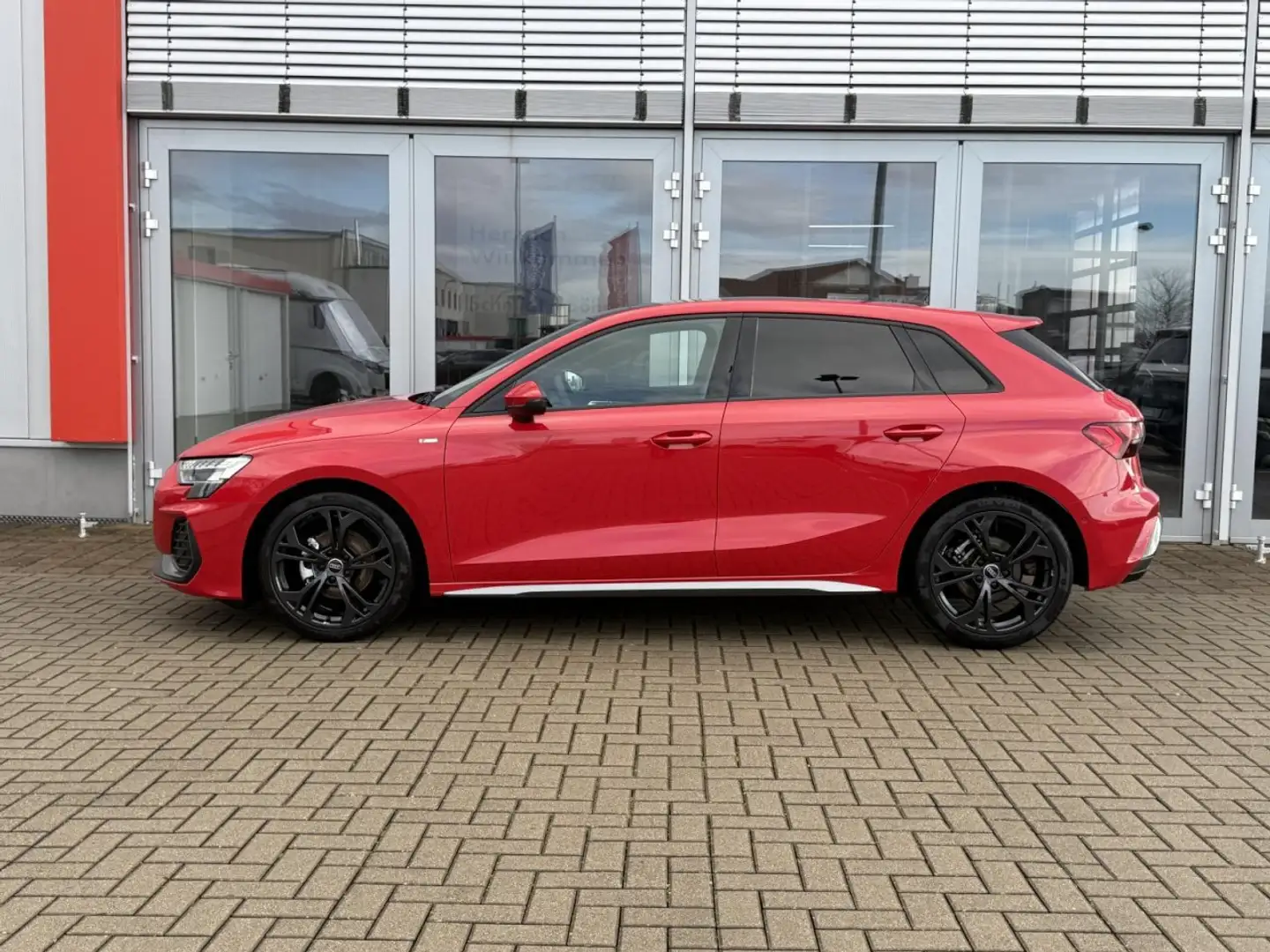 Audi A3 Sportback 30 TFSI S line HEAD, DACH, AHK,TOTW Rot - 2