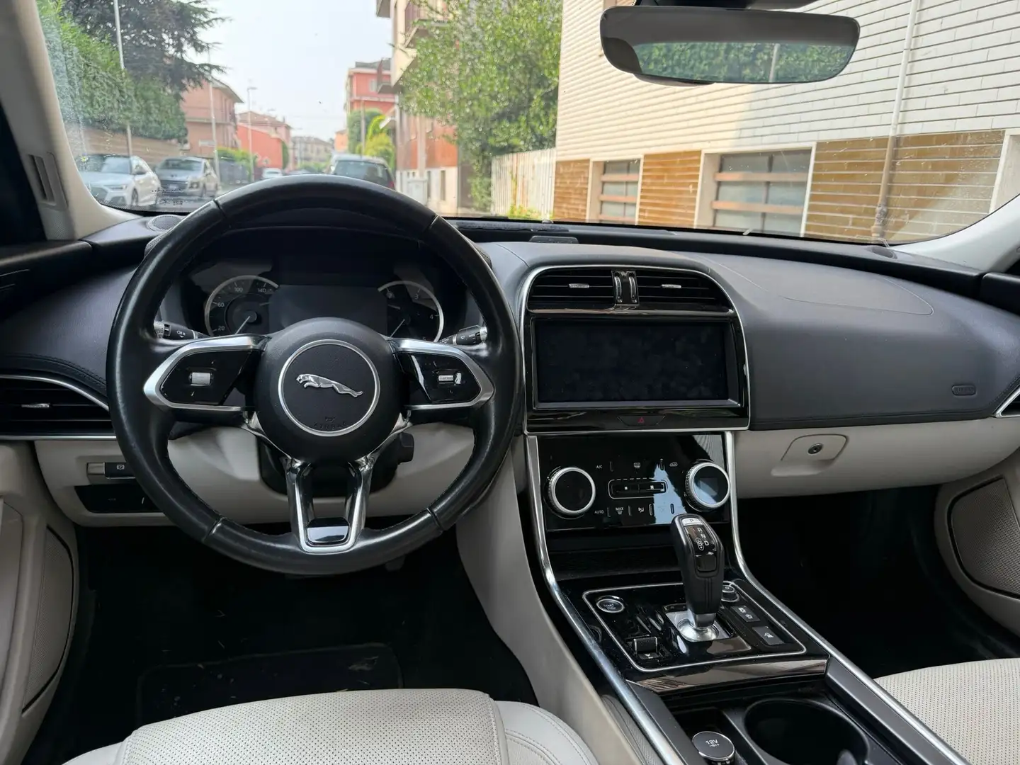 Jaguar XE 2.0d i4 R-Dynamic SE 180cv auto - 1