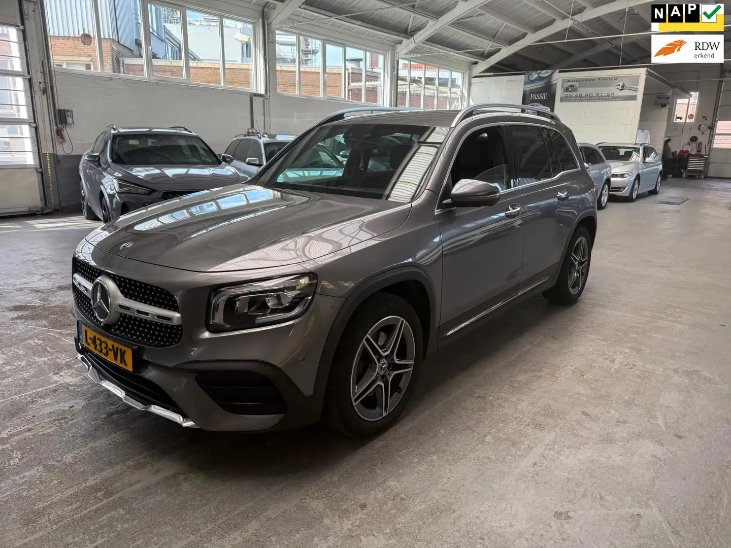 Mercedes-Benz GLB 180 d Premium AMG Grijs - 1