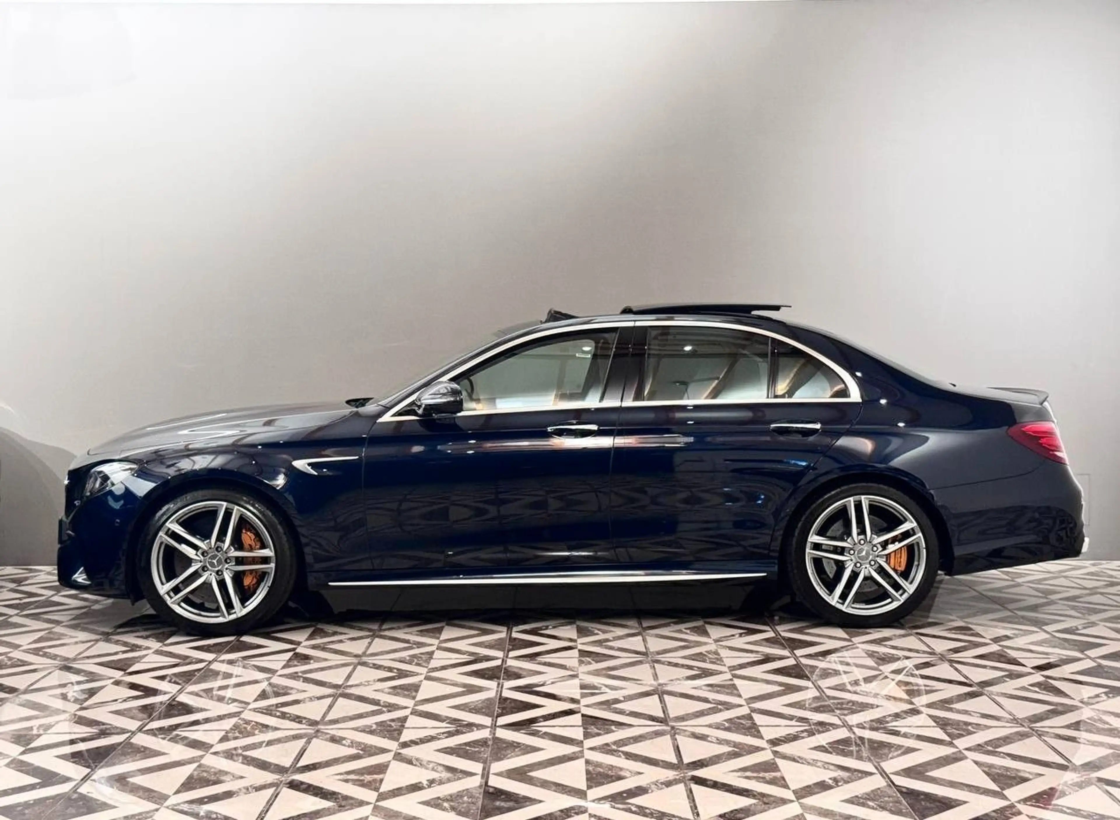 Mercedes-Benz E 63 AMG E 63 S AMG 4Matic+ Sonderausstattung — photo 3