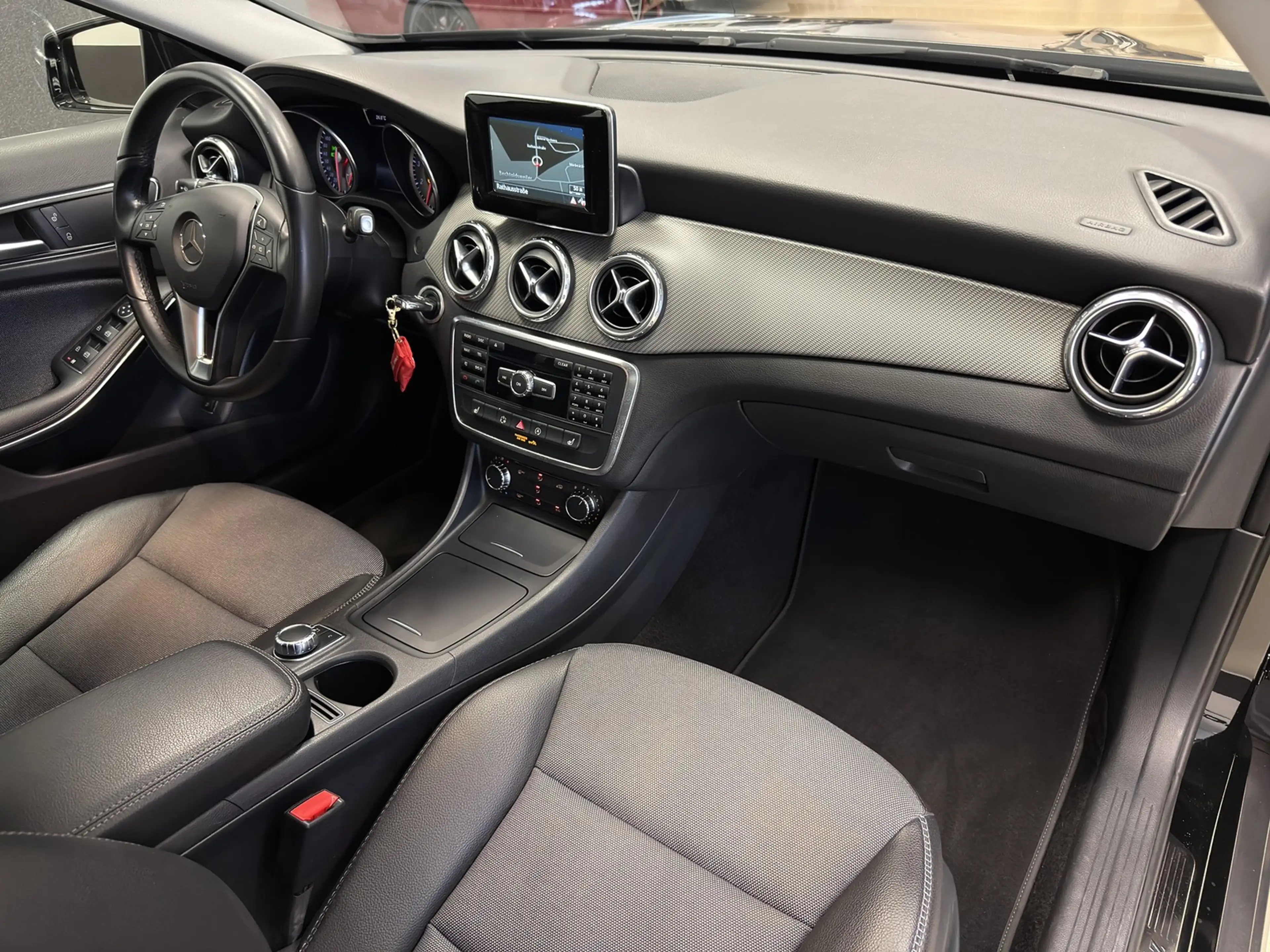 Mercedes-Benz GLA 180 DCT Style Navi Kamera — photo 8