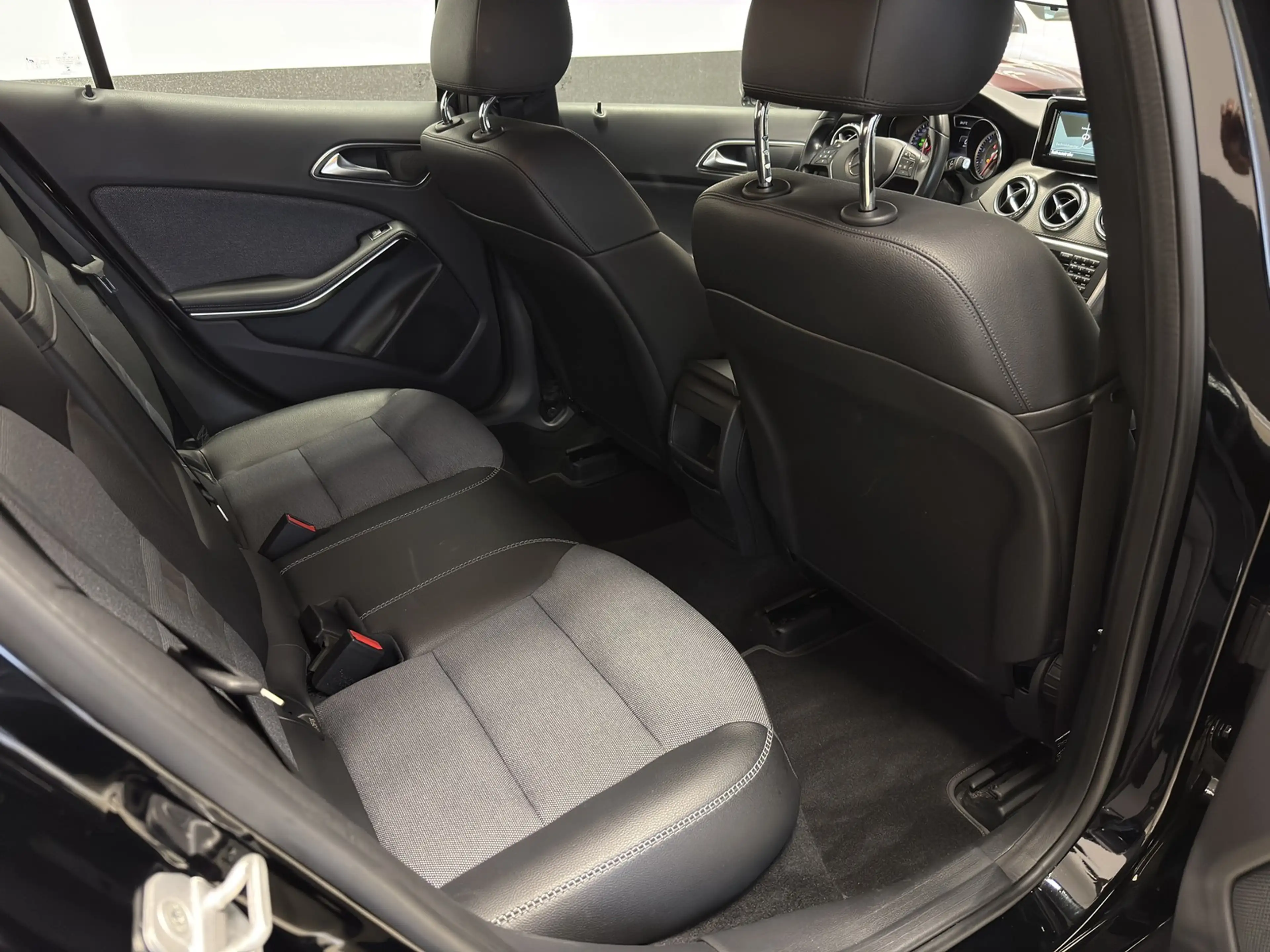 Mercedes-Benz GLA 180 DCT Style Navi Kamera — photo 10