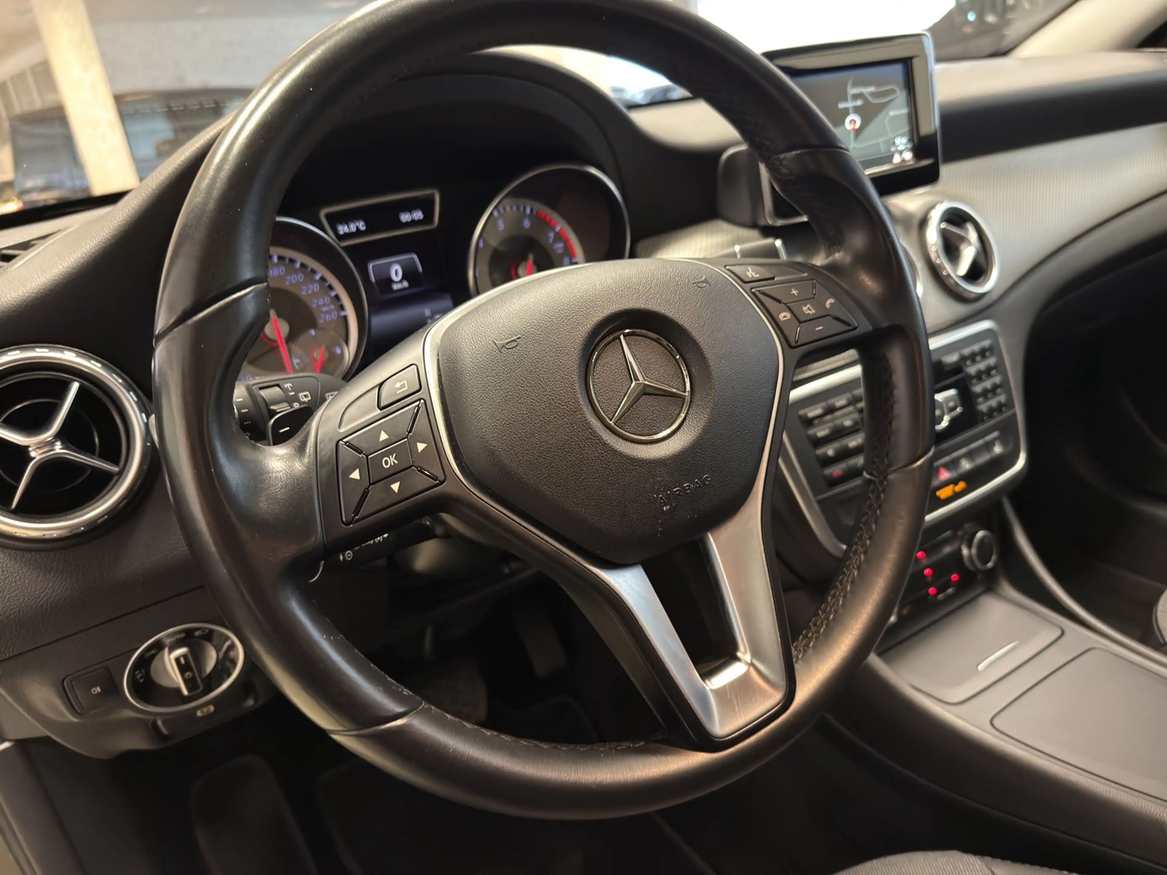 Mercedes-Benz GLA 180 DCT Style Navi Kamera — photo 13