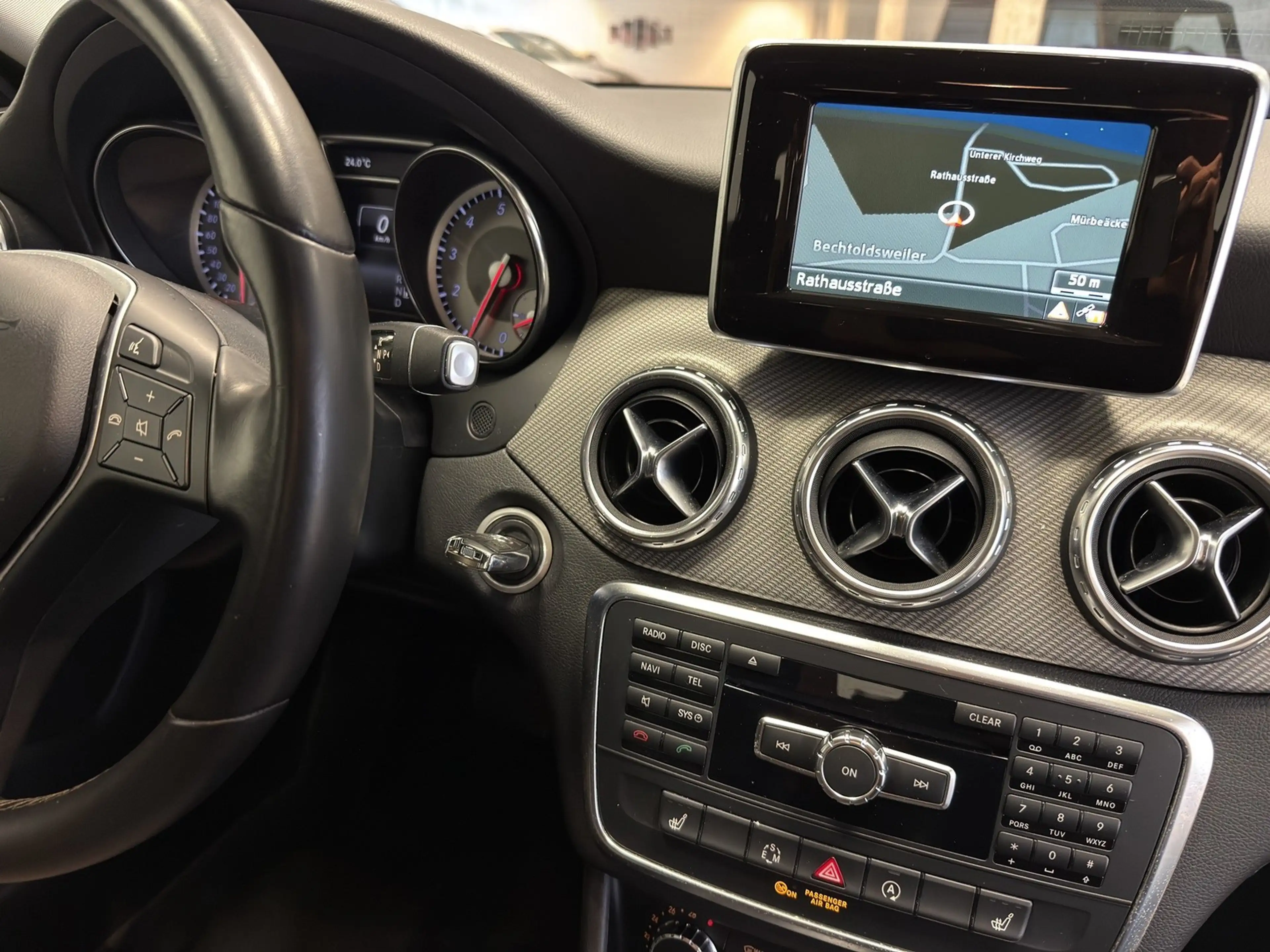 Mercedes-Benz GLA 180 DCT Style Navi Kamera — photo 12
