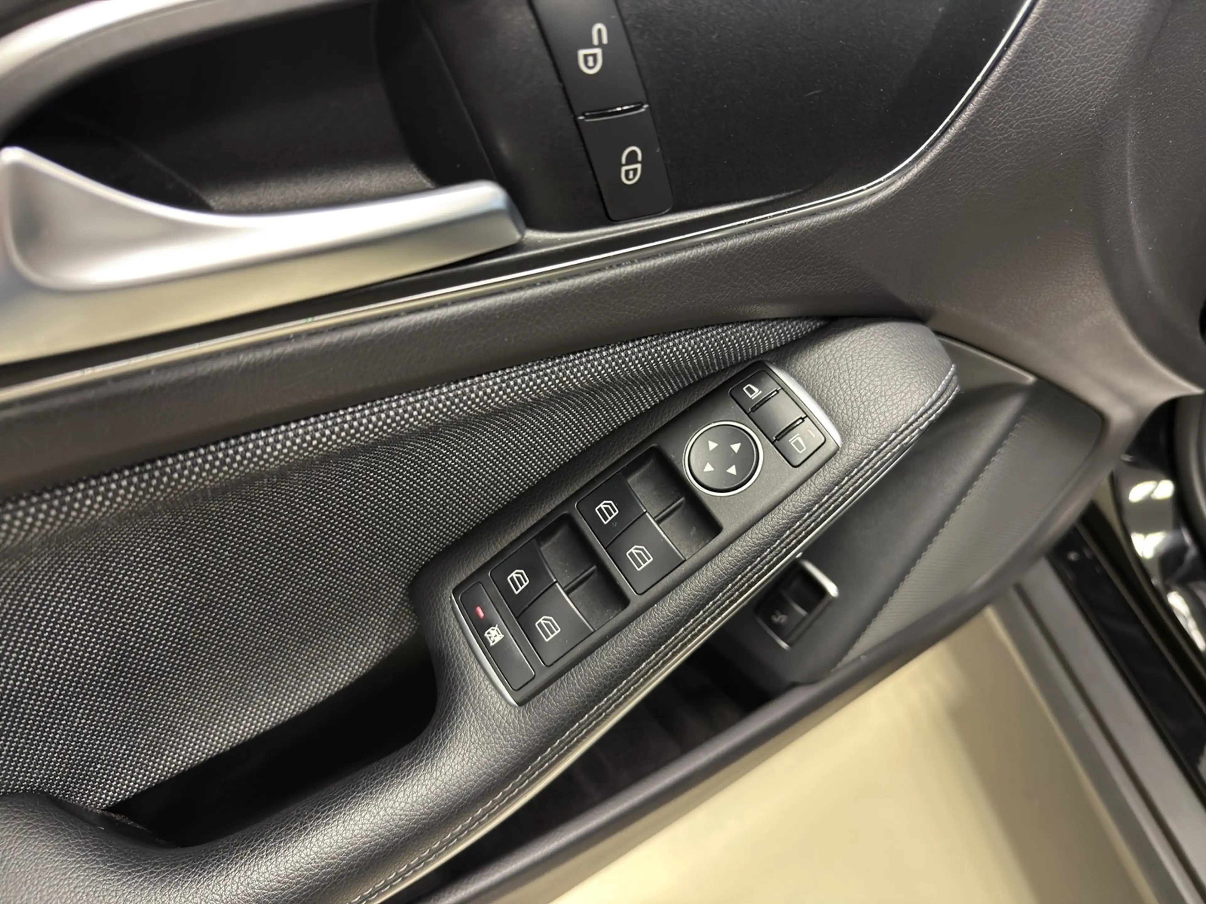 Mercedes-Benz GLA 180 DCT Style Navi Kamera — photo 15