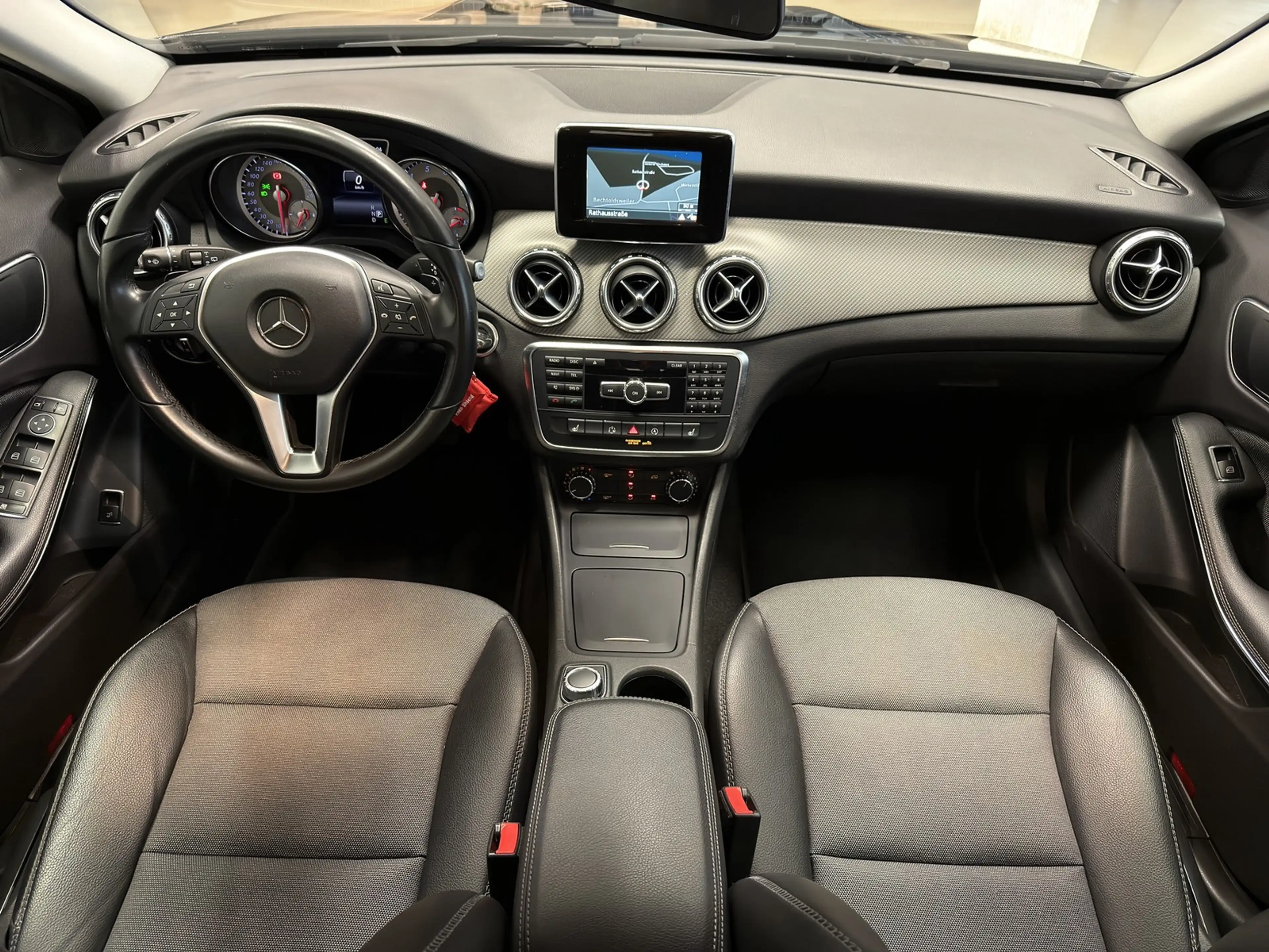 Mercedes-Benz GLA 180 DCT Style Navi Kamera — photo 7