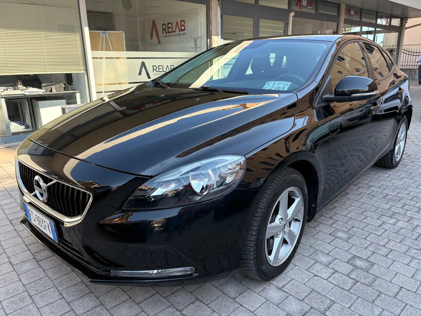 Volvo V40 V40 II 2012 2.0 d2 Momentum geartronic Zwart - 1