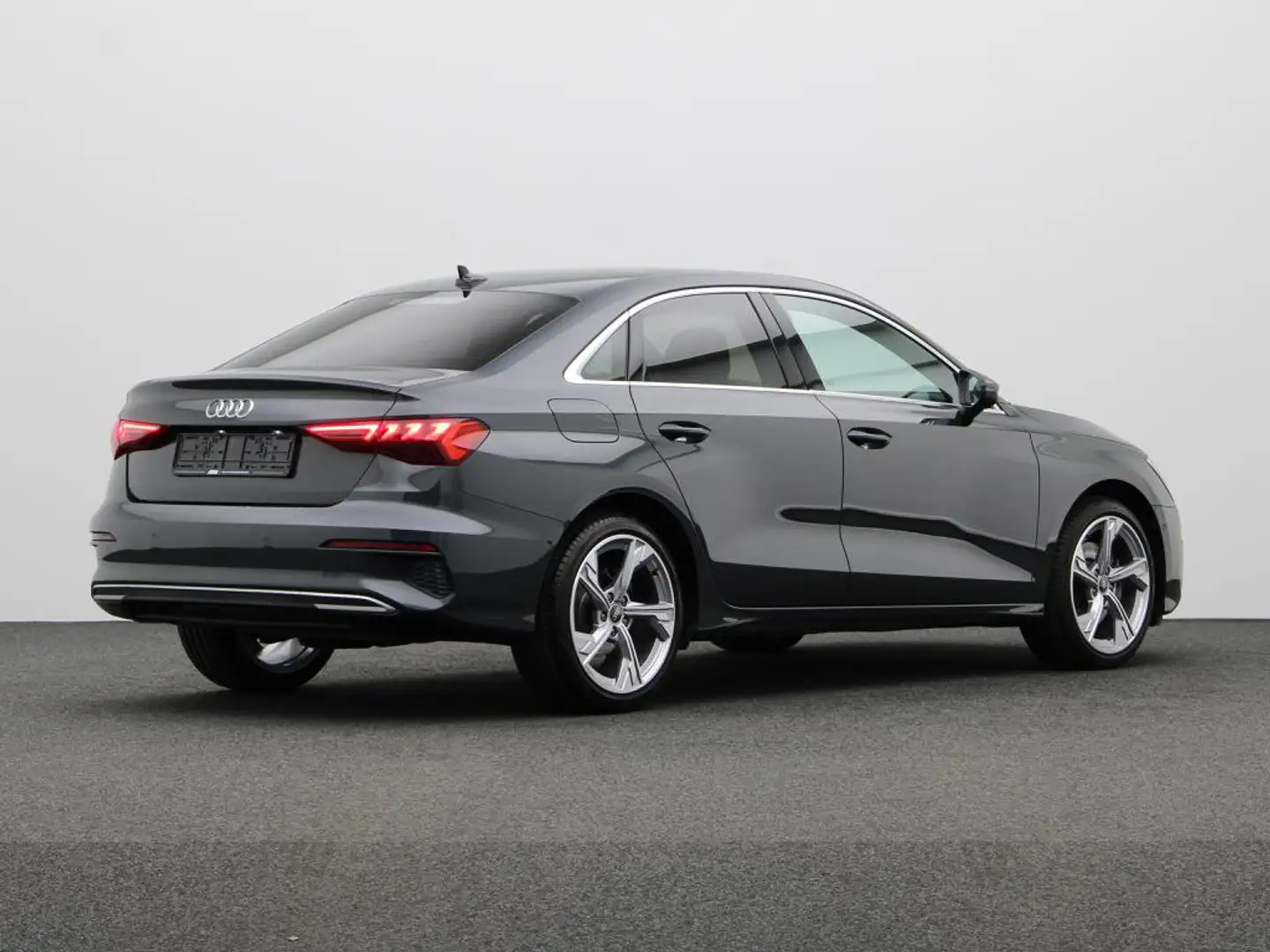 Audi A3 Sedan 30 TFSI 110 PK S-TRONIC AUTOMAAT Grau - 2
