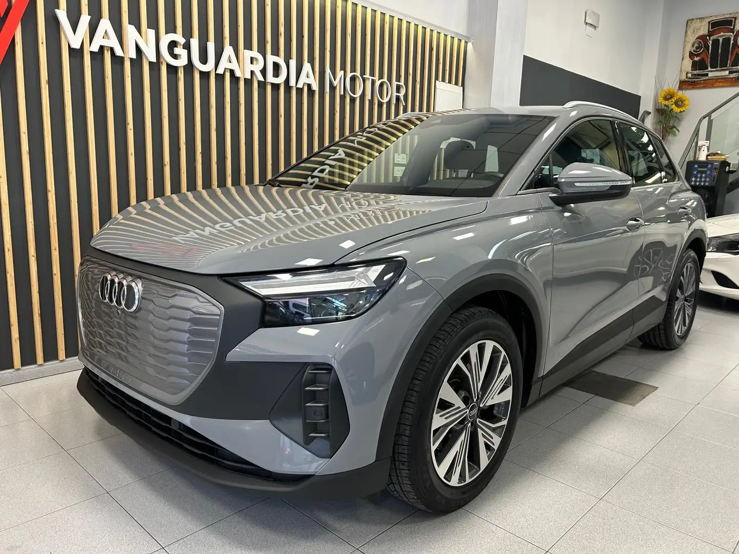 Audi Q4 e-tron 35 Advanced 55KWh Šedá - 1