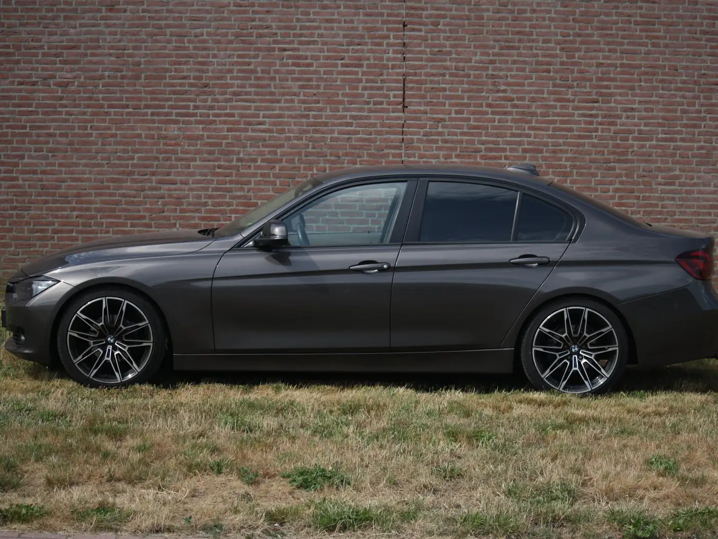 BMW 320 Executive Bruin - 2