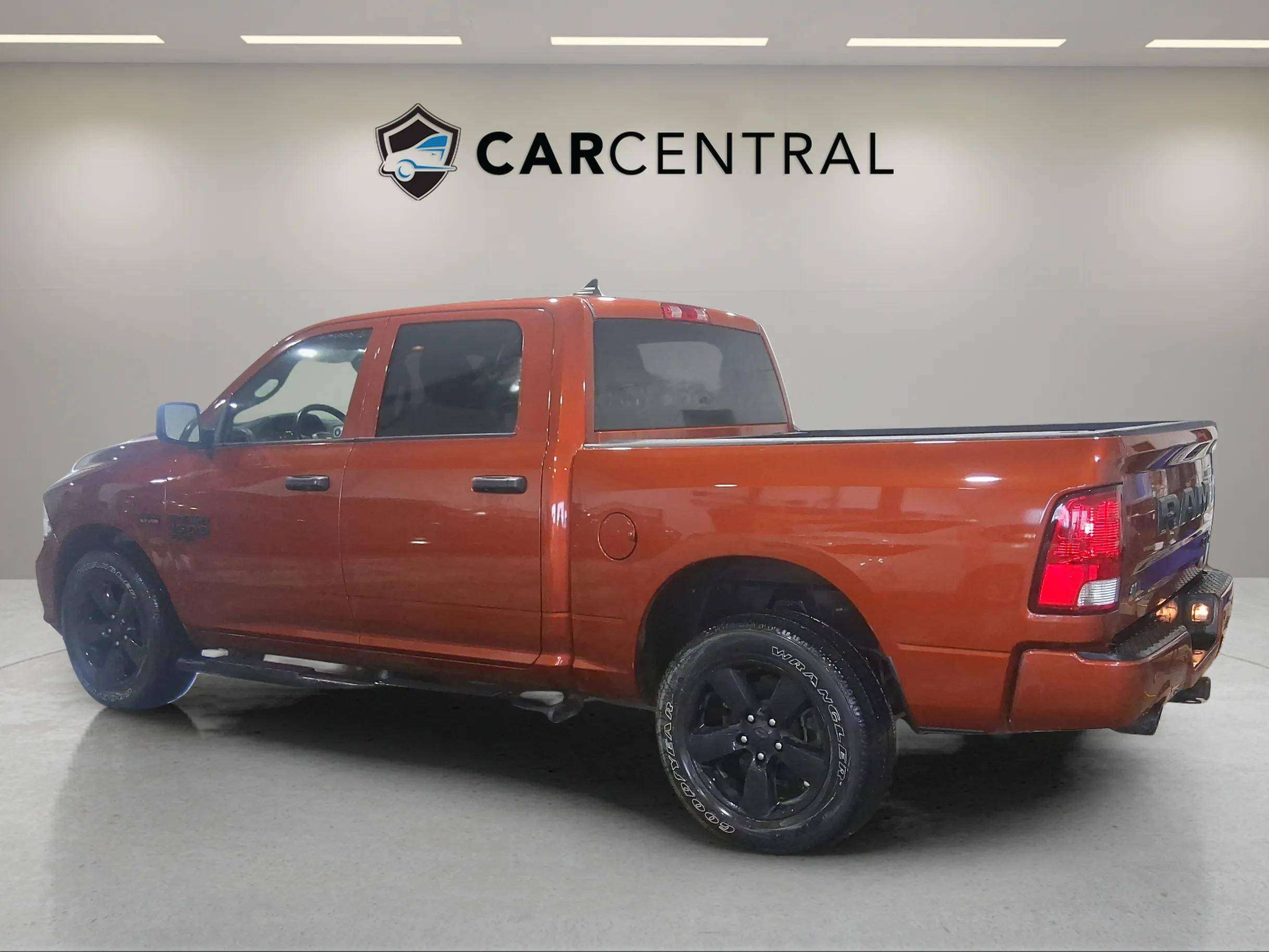 2023 RAM 1500 EXPRESS | 1 OWNER | HEMI | STEP BAR |HEATED SEATS — снимка 1