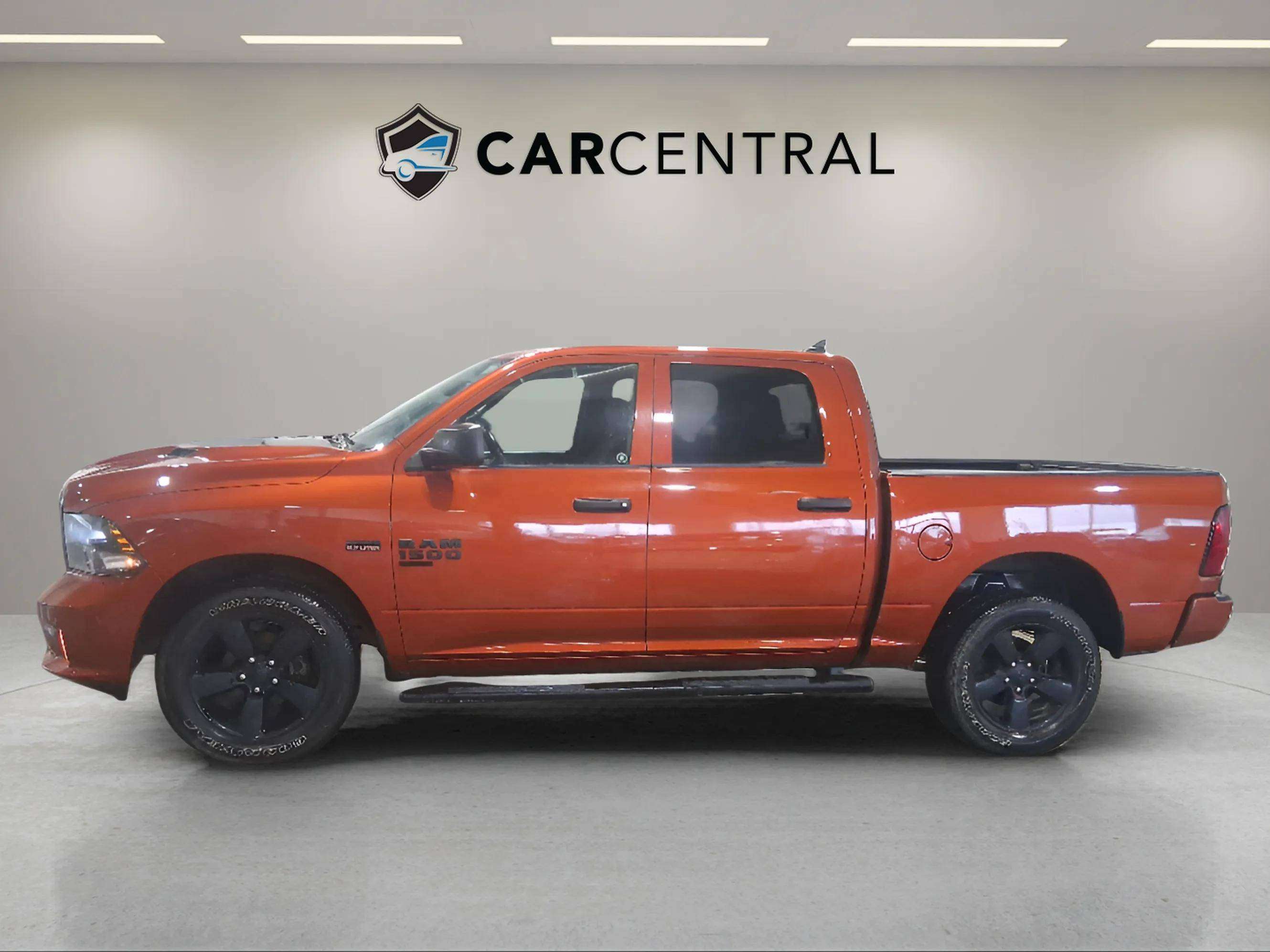 2023 RAM 1500 EXPRESS | 1 OWNER | HEMI | STEP BAR |HEATED SEATS — снимка 1