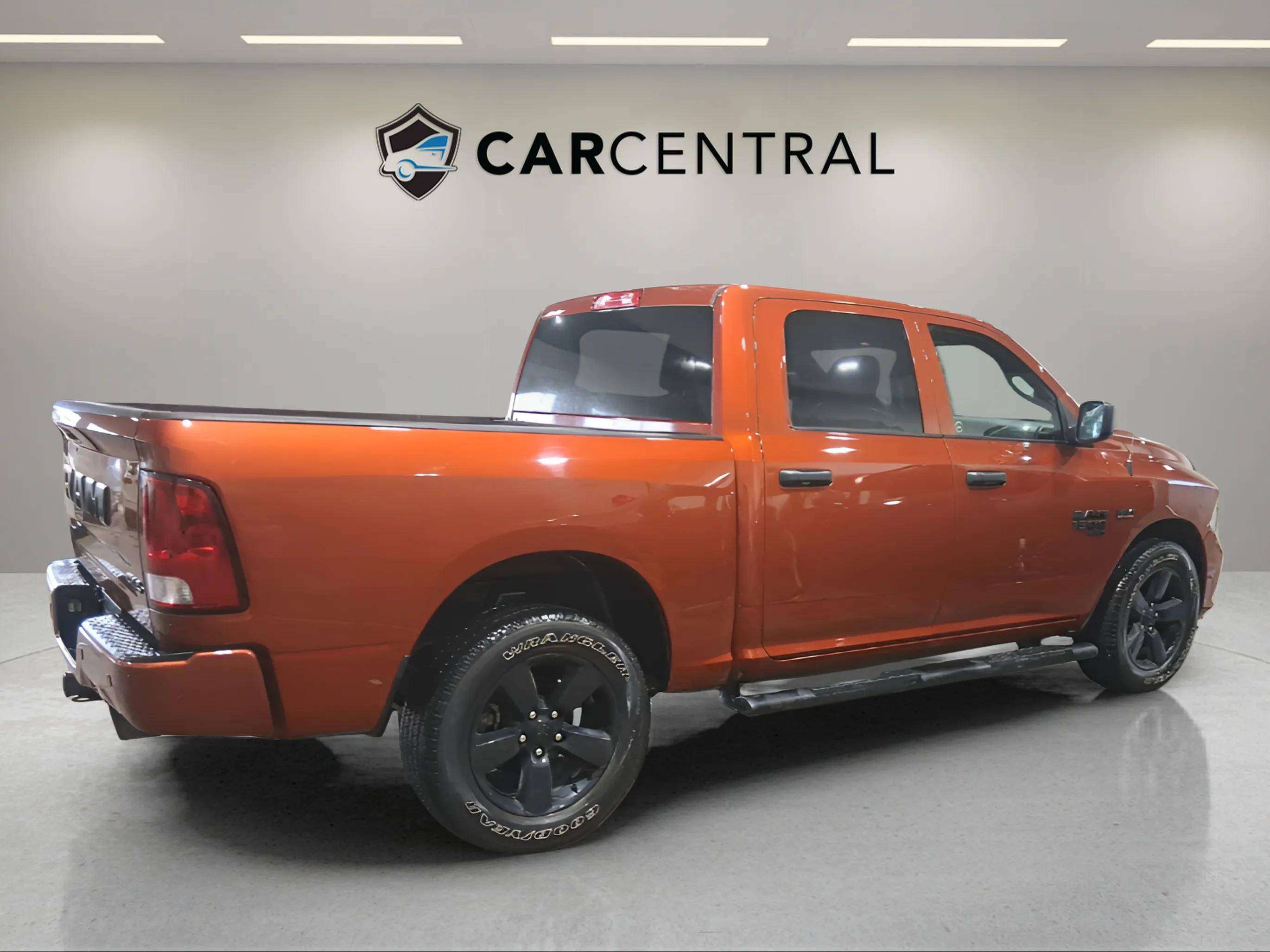 2023 RAM 1500 EXPRESS | 1 OWNER | HEMI | STEP BAR |HEATED SEATS — снимка 1