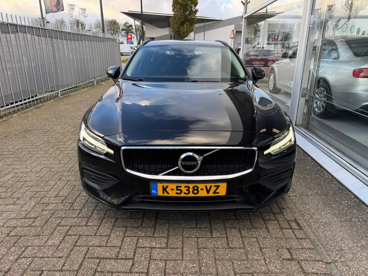 Volvo V60 2.0 B3 Momentum Advantage | 1e eigenaar | Automaat Zwart - 2