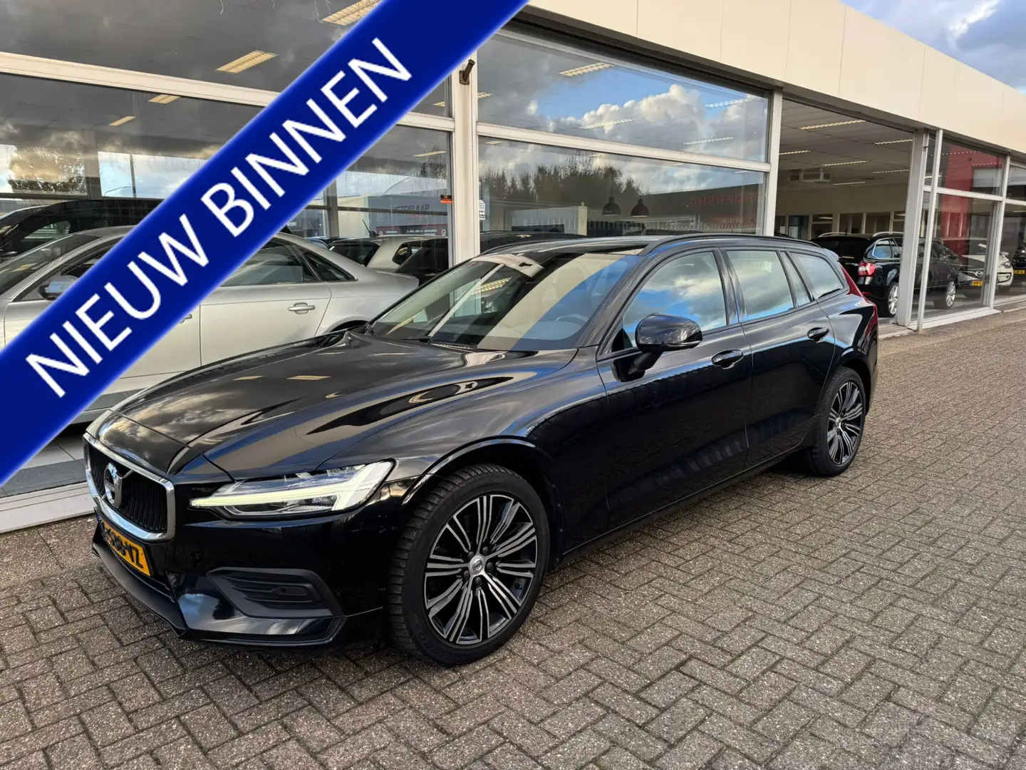 Volvo V60 2.0 B3 Momentum Advantage | 1e eigenaar | Automaat Zwart - 1