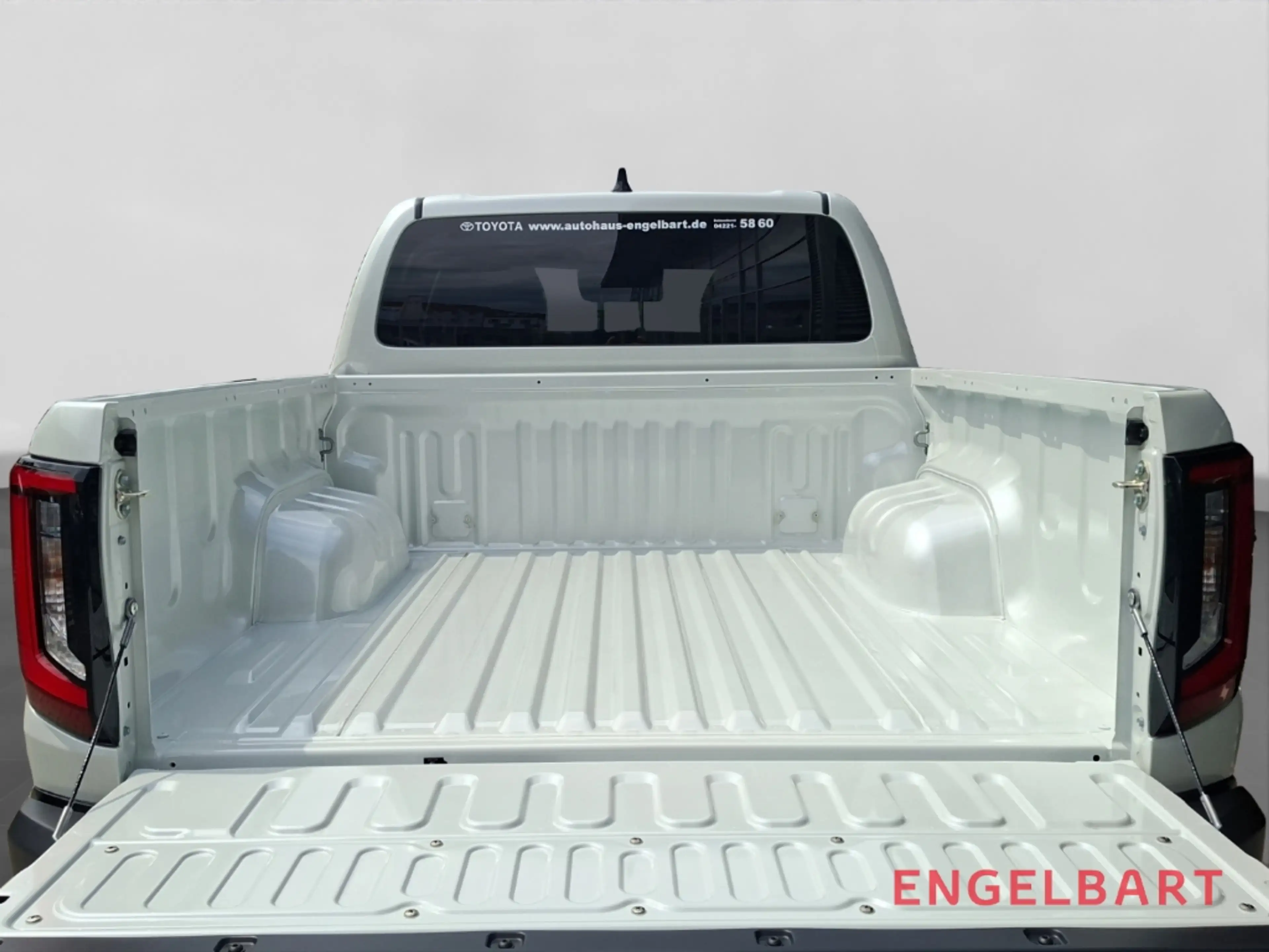 Toyota Hilux Double Cab Electric 144 kW 4x4 Executive — photo 10