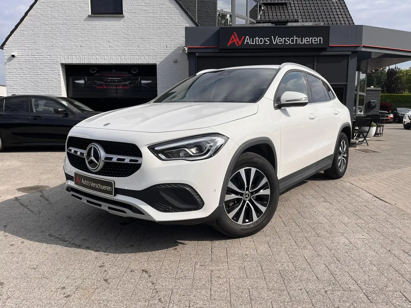 Mercedes-Benz GLA 180 Business Solution 7G-DCT ** Widescreen | Camera... Bílá - 2