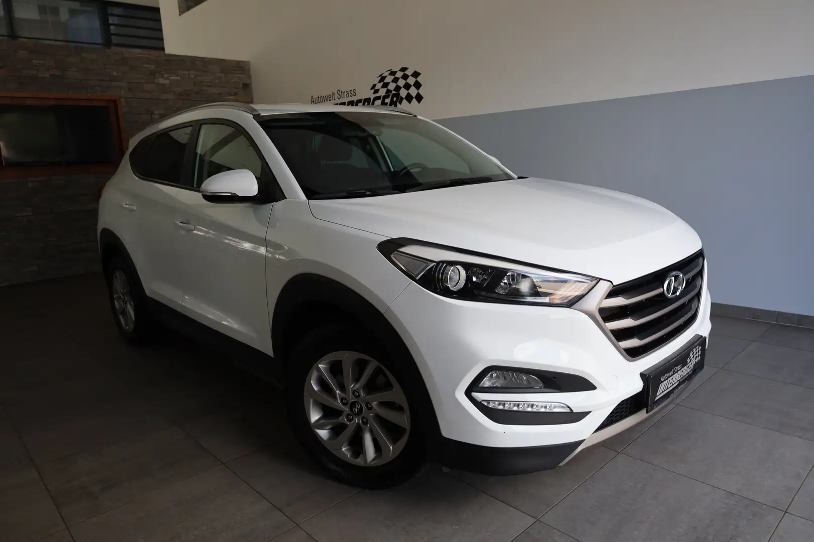 Hyundai TUCSON GO 2,0 CRDi 4WD LED RFK Klimaaut. PDC Weiß - 1