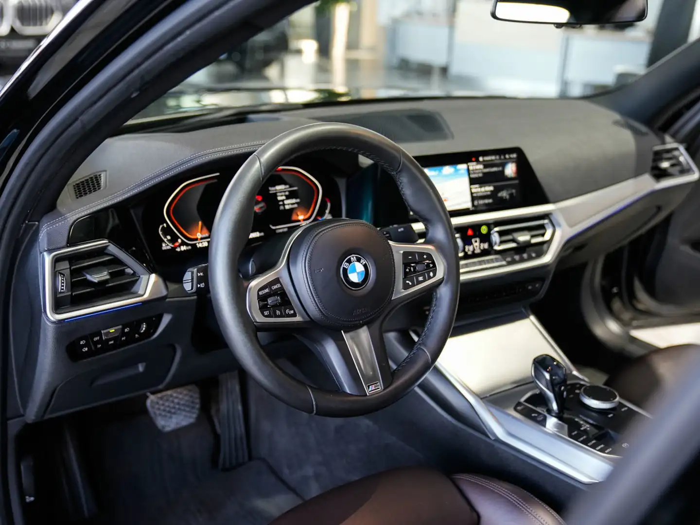 BMW 320 320d Luxury Line 19LM Glasdach Head-Up Schwarz - 2