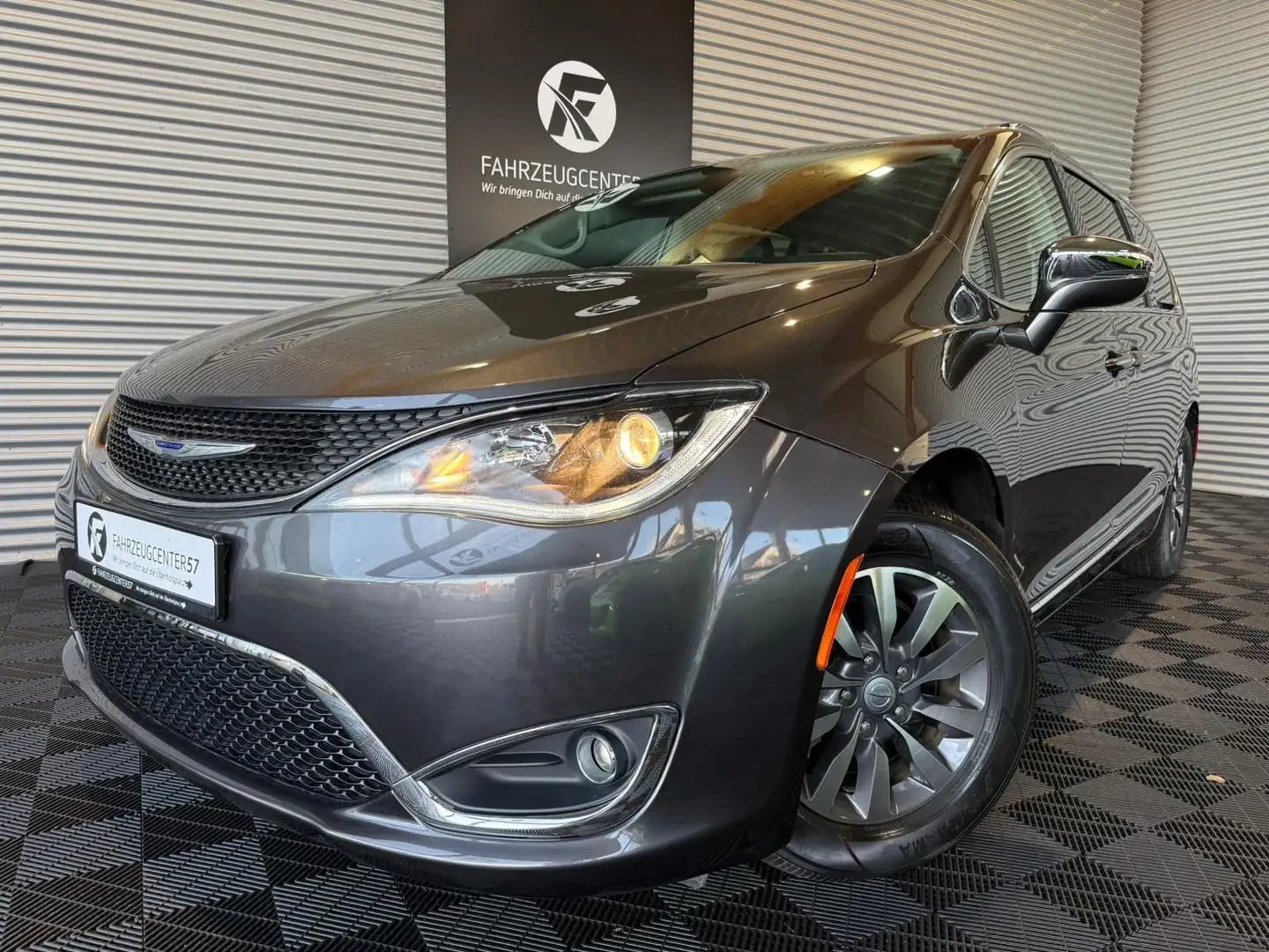 Chrysler Pacifica 3.6L V6/7-SITZER/SHZ/CARPLAY/RFK Šedá - 1