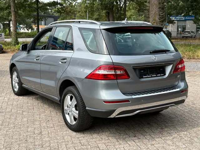 Mercedes-Benz M Class view 8