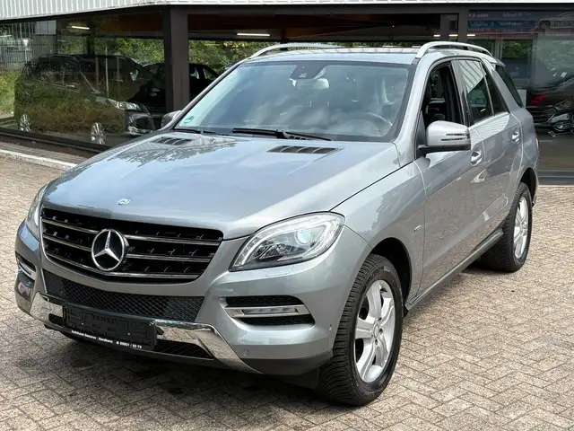 Mercedes-Benz M Class view 4