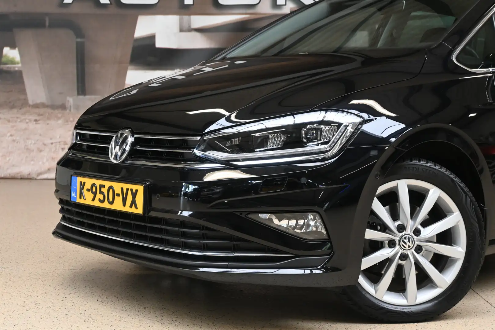 Volkswagen Golf Sportsvan 1.5 TSI 130pk Highline | LED | ACC | Camera | 100% Zwart - 2