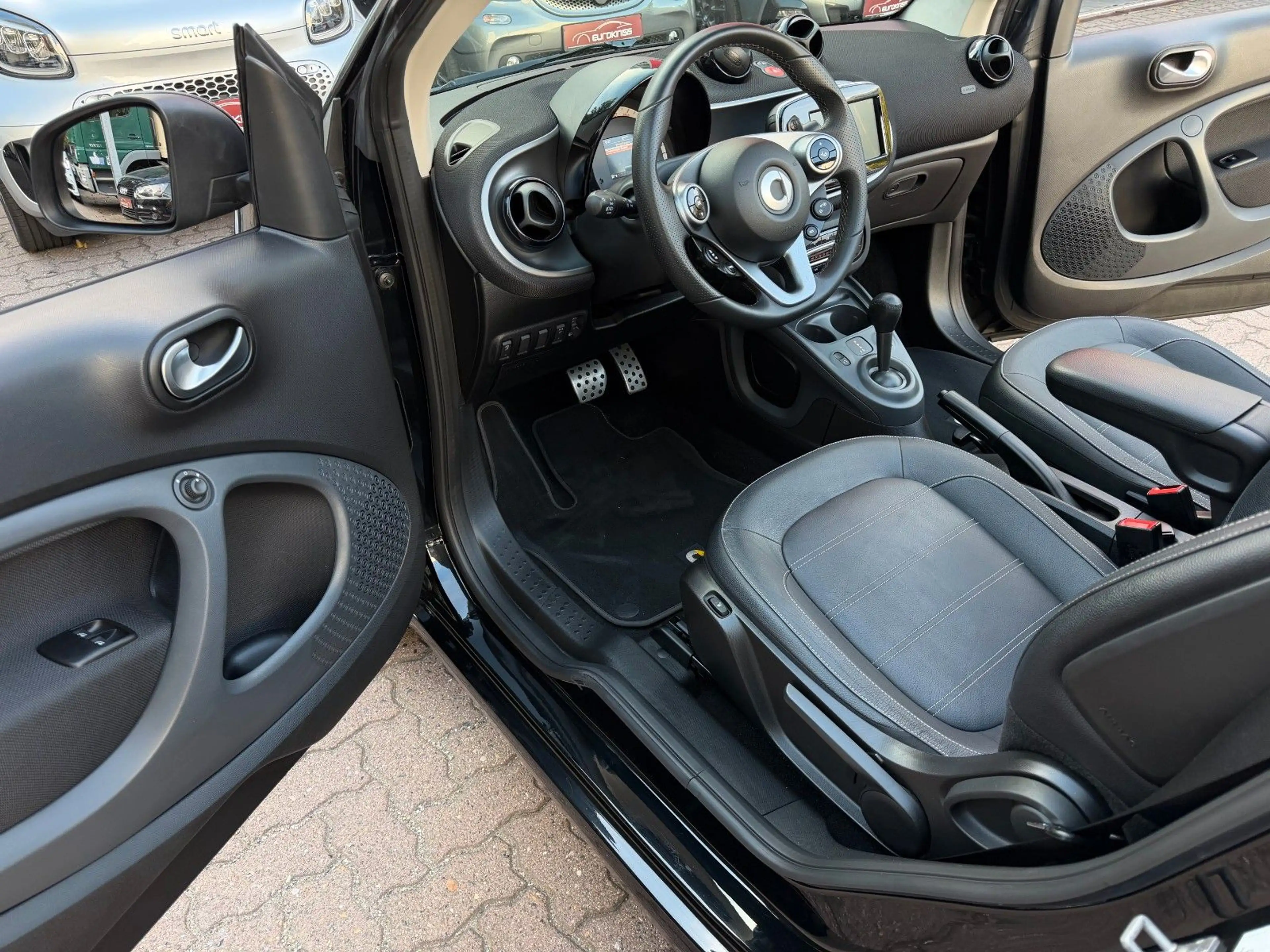smart forTwo fortwo cabrio 66kW DCT prime SPORT*SHZ*NAVI*KAM* — photo 17