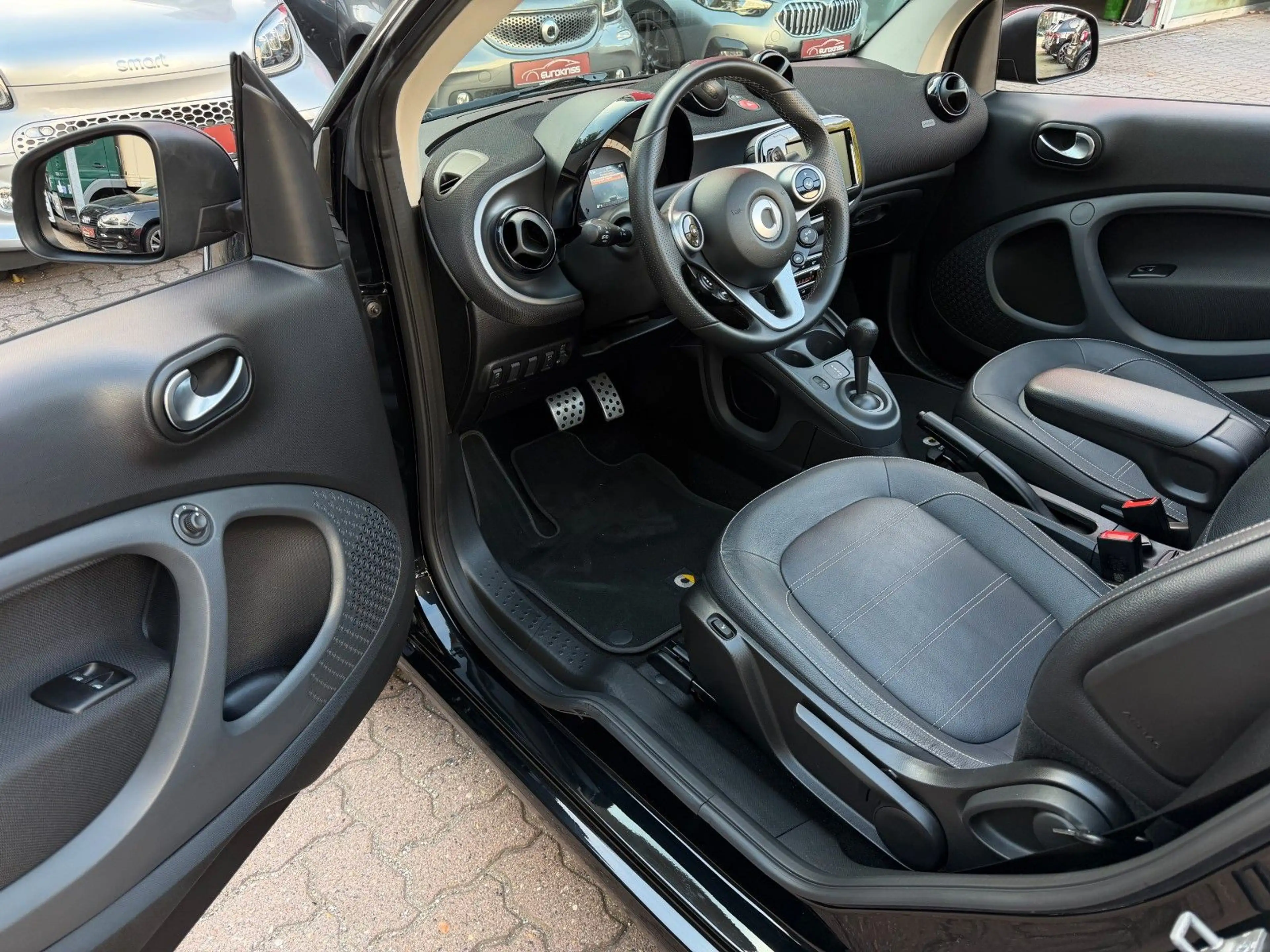 smart forTwo fortwo cabrio 66kW DCT prime SPORT*SHZ*NAVI*KAM* — photo 4