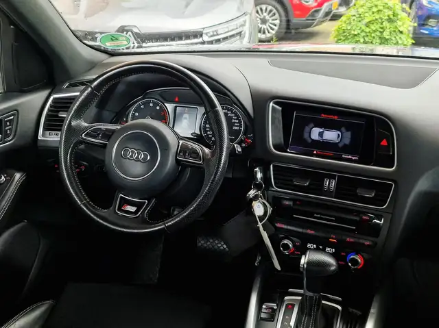 Audi Q5 view 9