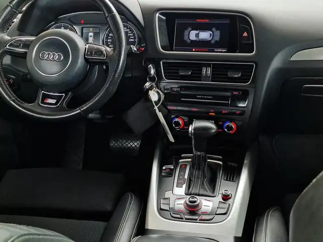 Audi Q5 view 10