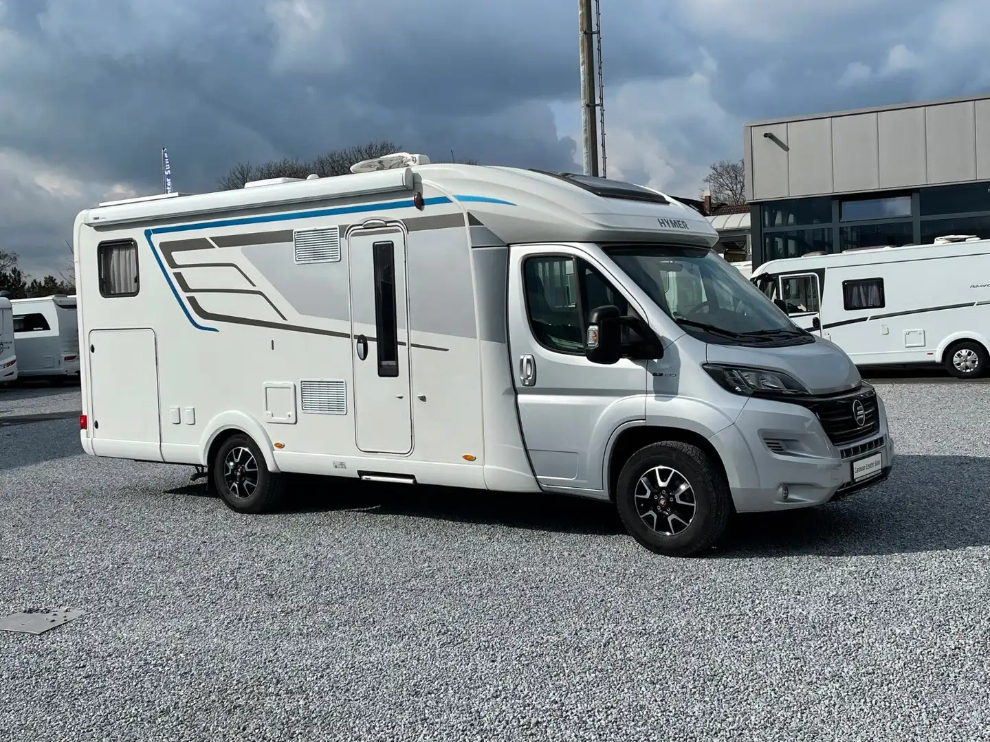 Hymer/Eriba Tramp T 678 CL *Einzelbetten-Automatik* Silber - 1